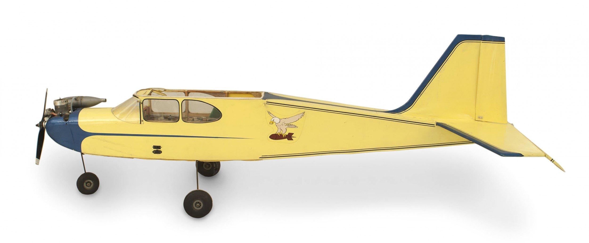 Amerikanisches (1950er Jahre) handgefertigtes Modellflugzeug mit funktionierendem Motor und Fernsteuerung.