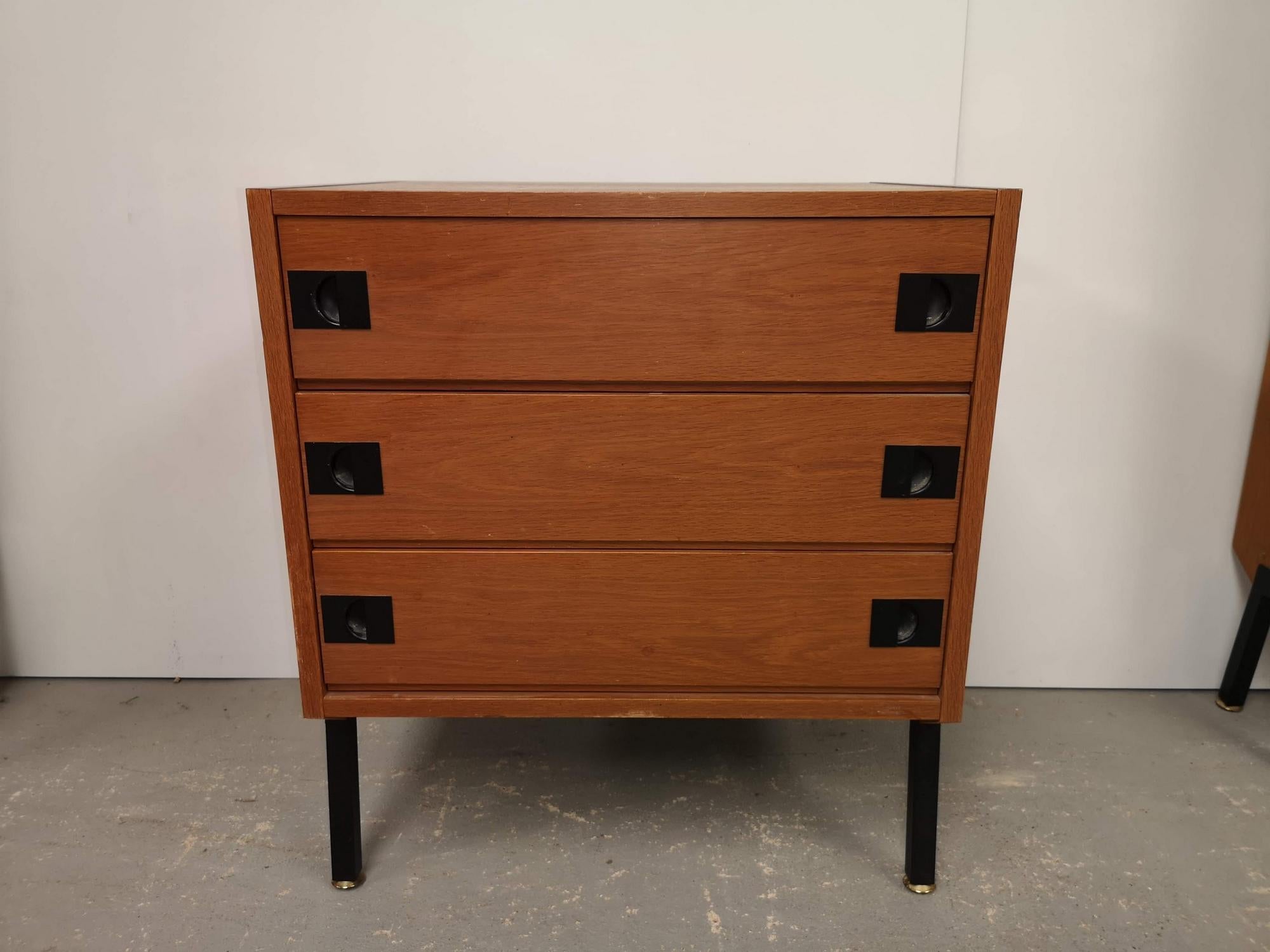 One chest of drawers in blond oak and black metal, it dates from the 1950s, very trendy current
decoration.
The cabinet baseis rectangular, three drawers with designer lines, square design.
The piece of furniture is by Jean René Caillete, a