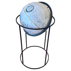 Globe replogle du milieu du siècle dernier attribué à Paul McCobb, base en laiton patiné