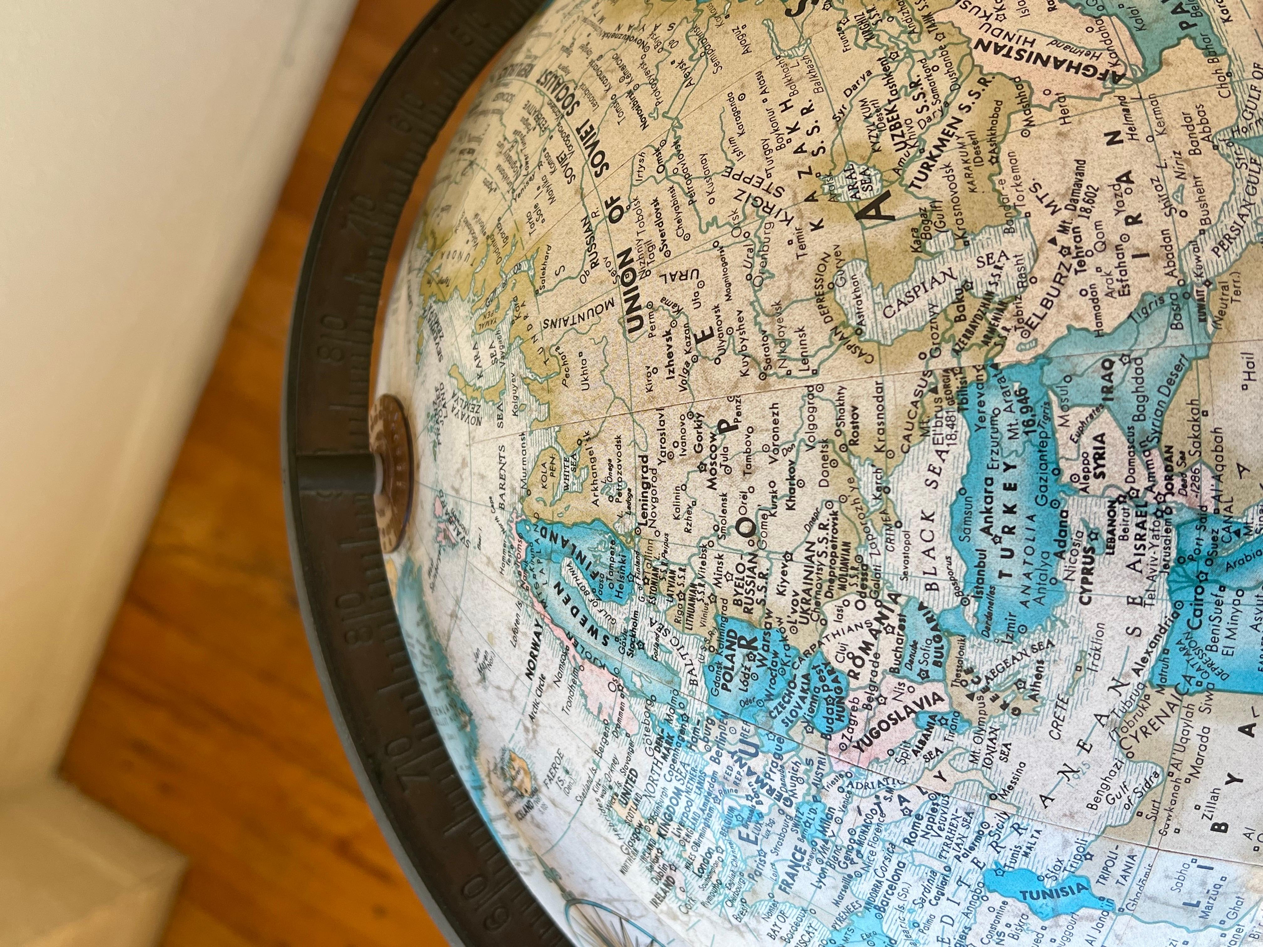 Mid-Century moderno Replogle Globes di metà secolo con base in ottone patinato di Paul McCobb in vendita