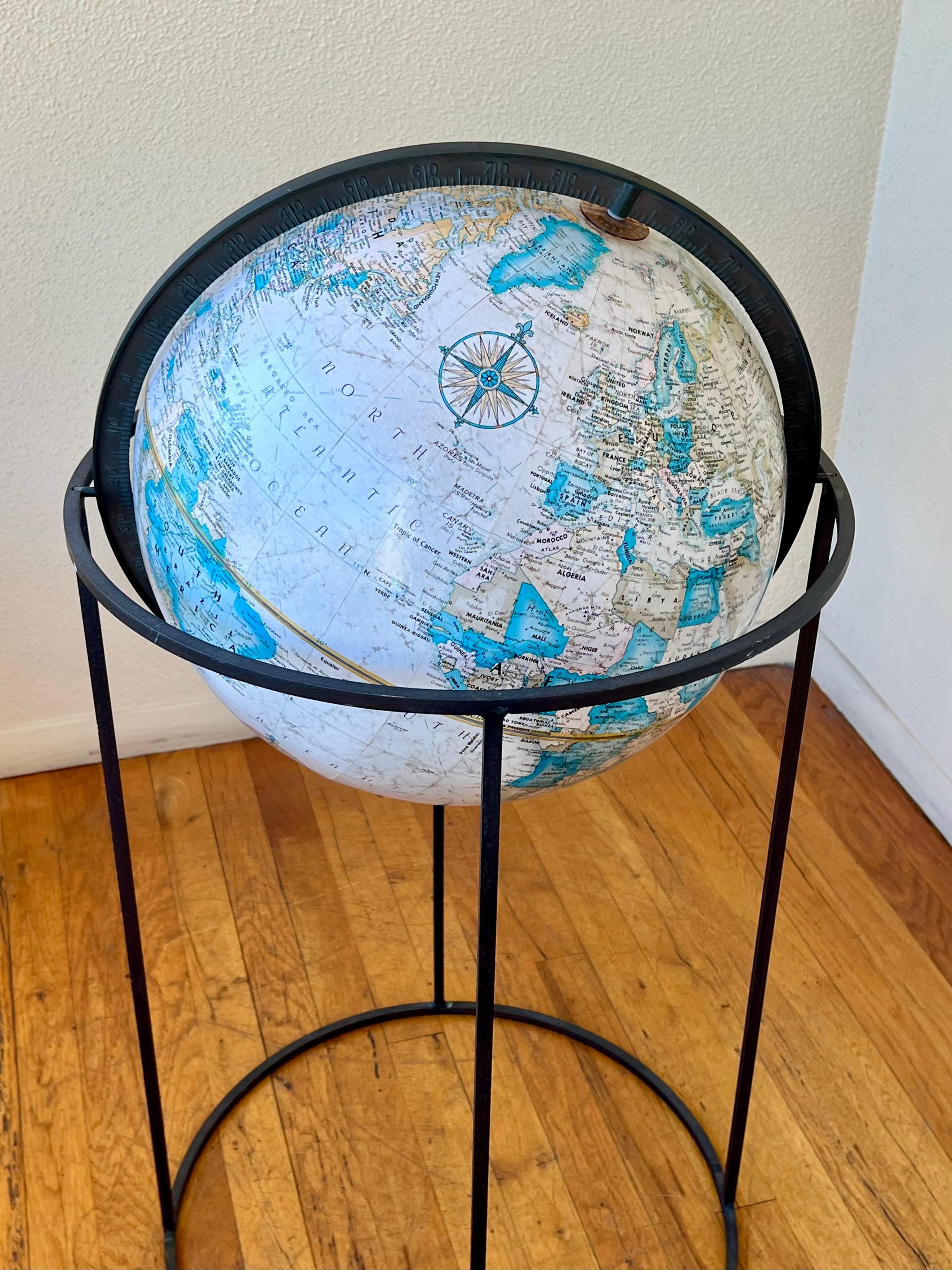 XX secolo Replogle Globes di metà secolo con base in ottone patinato di Paul McCobb in vendita