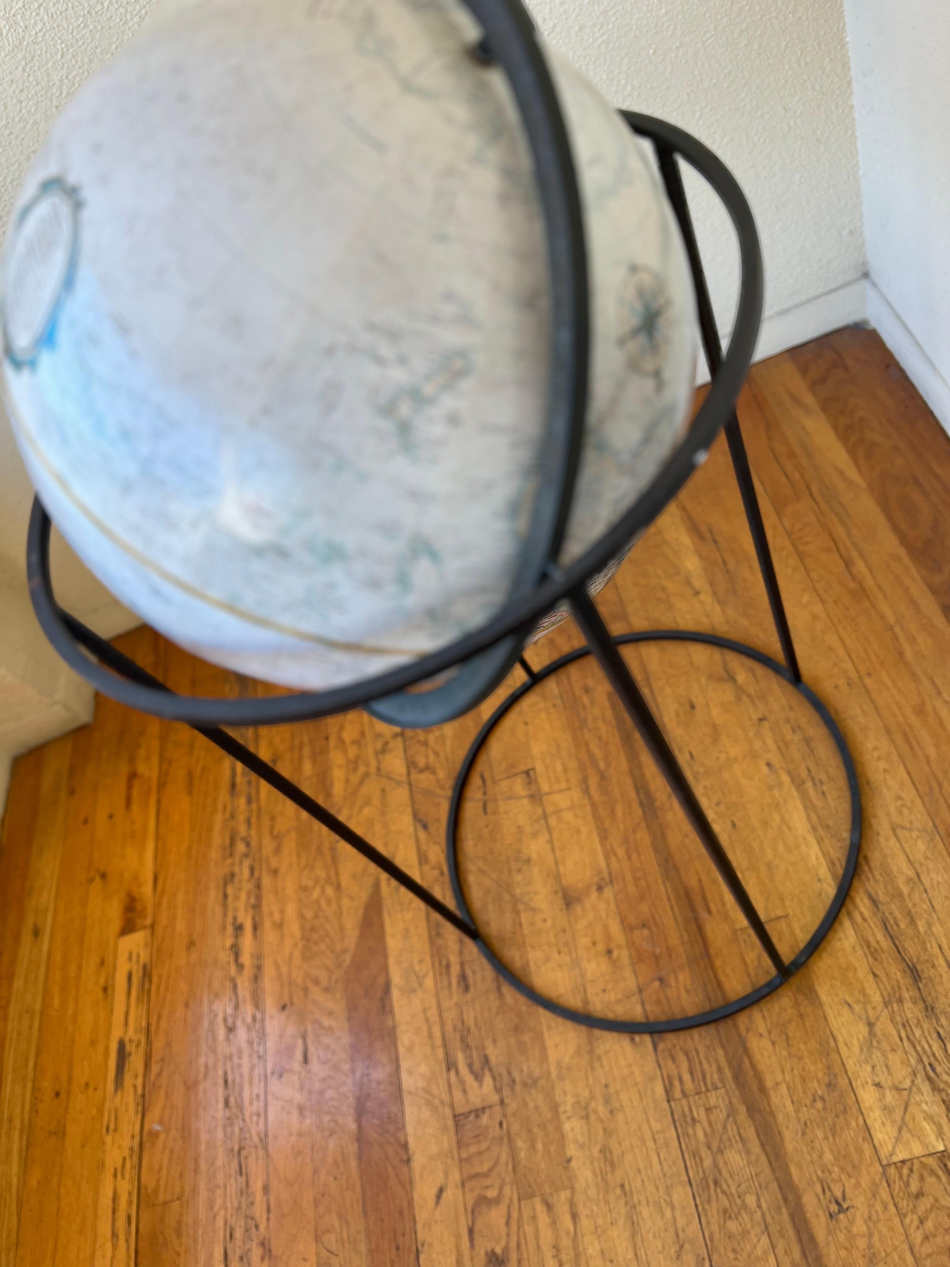 Ottone Replogle Globes di metà secolo con base in ottone patinato di Paul McCobb in vendita