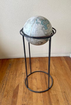 Globe répétitif du milieu du siècle dernier à la manière de Paul McCobb, vers 1955