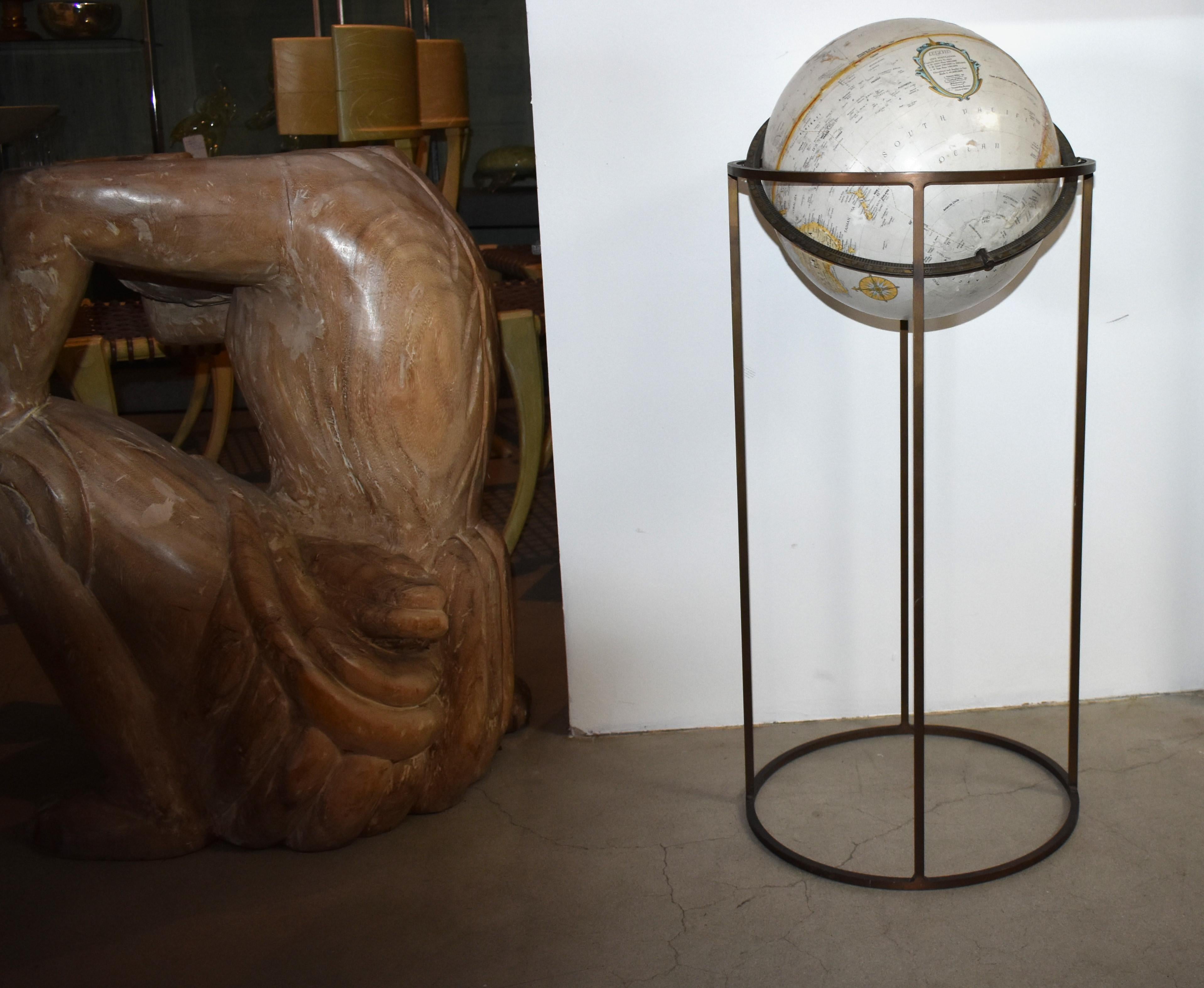 Replogle Globus auf einem massiven Messing mit originaler Patina Stand in der Art von Paul McCobb um 1960.