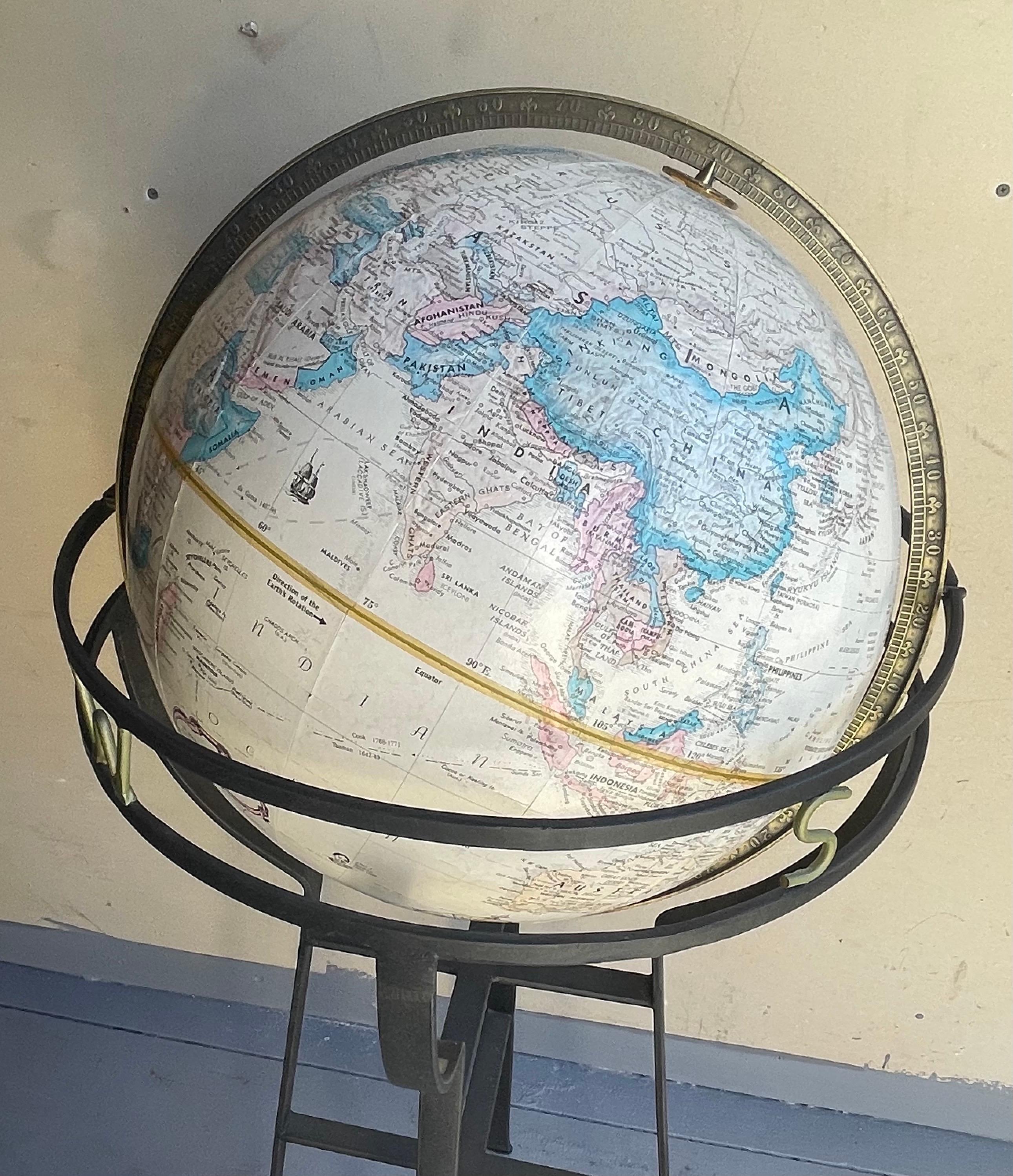 Globo Replogle Globes di metà secolo su base in ferro battuto alla maniera di Paul McCobb in vendita 1