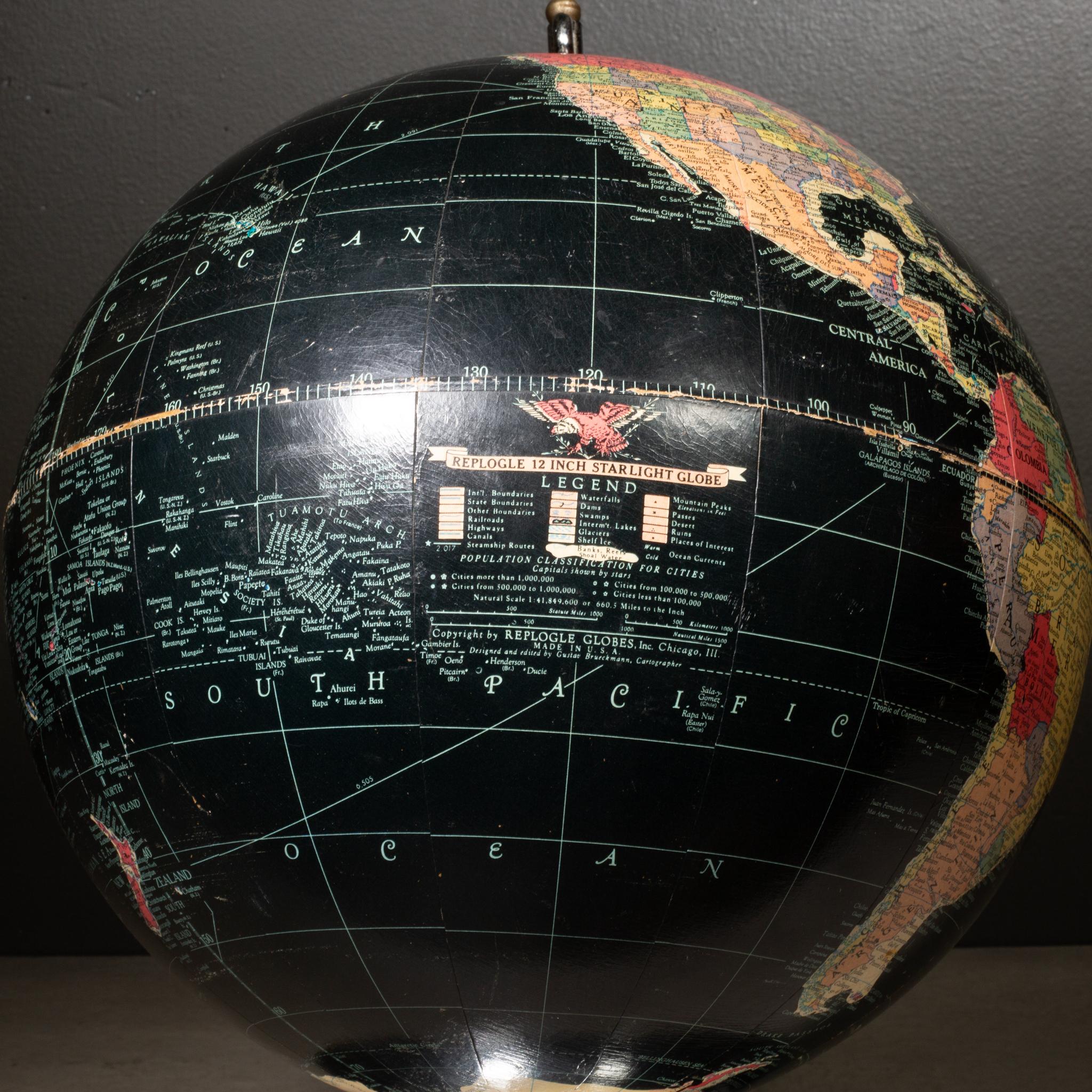 ÜBER

Ein Mitte des Jahrhunderts Replogle 12-Zoll-Sternenlicht Globus mit poliertem Chrom Metall Halterung und Basis. 

    SCHÖPFER Replogle Globes, Chicago, IL. 
    HERSTELLUNGSDATUM ca. 1961-1964.
    MATERIALIEN UND TECHNIKEN Metall, Papier,