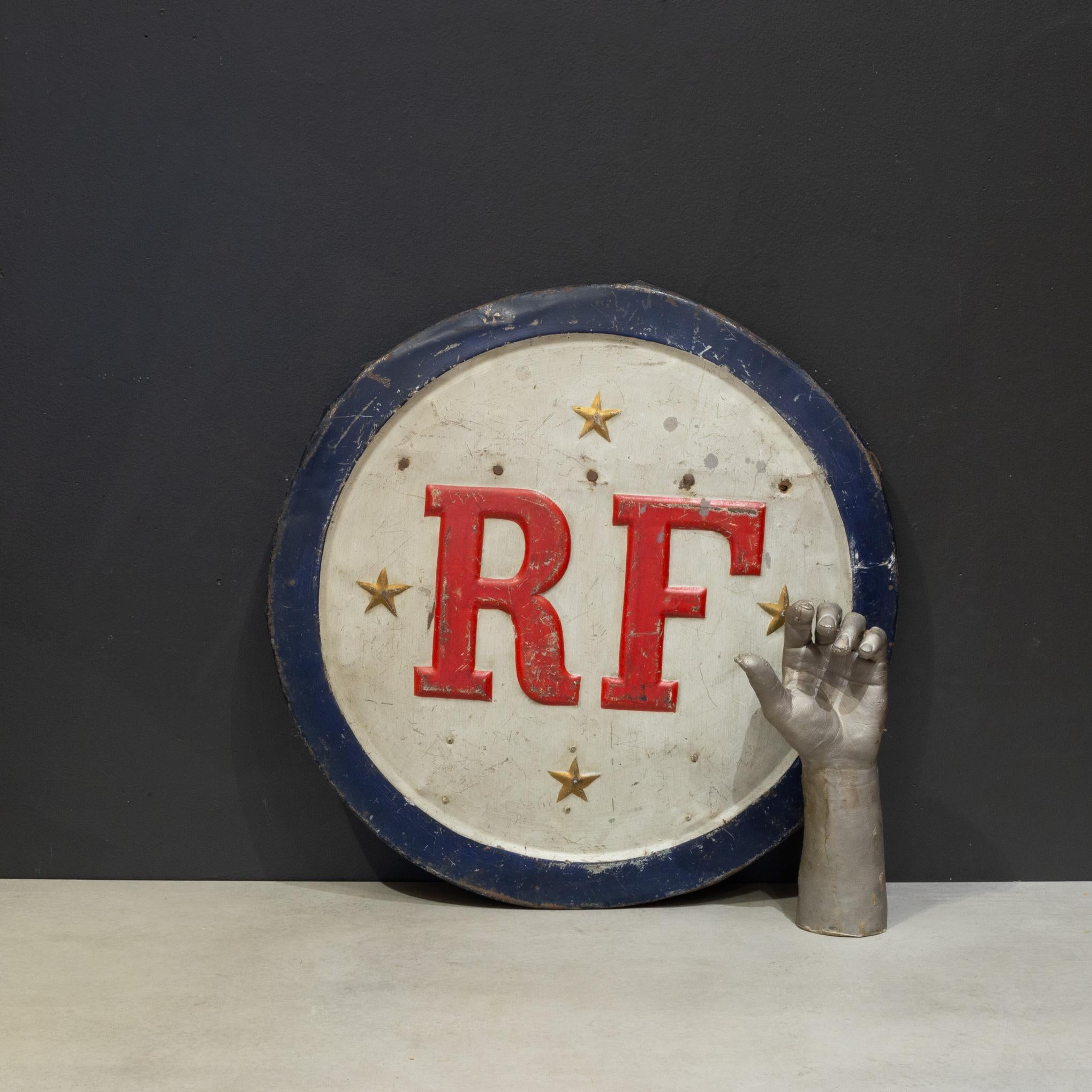 ABOUT

Original République Francais metal flag holder with embossed letters and stars. 

Shown with life size hand model for scale. 

    CREATOR Unknown. France. 
    DATE OF MANUFACTURE c.1960
    MATERIALS AND TECHNIQUES Metal. 
    CONDITION
