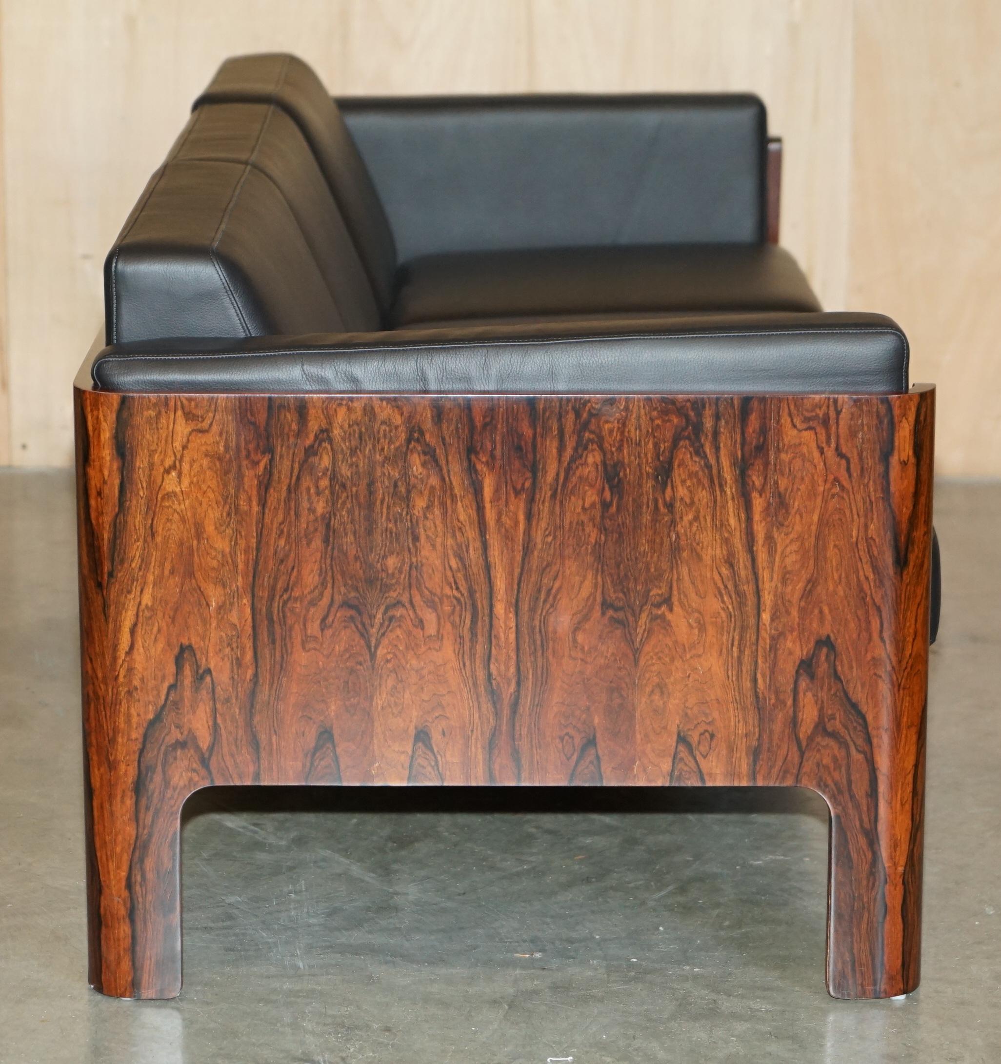MiD CENTURY RESTORED BRAZILLIAN HARDWOOD 1966 MODEL NO SM7008 THREE SEAT SOFA en vente 3