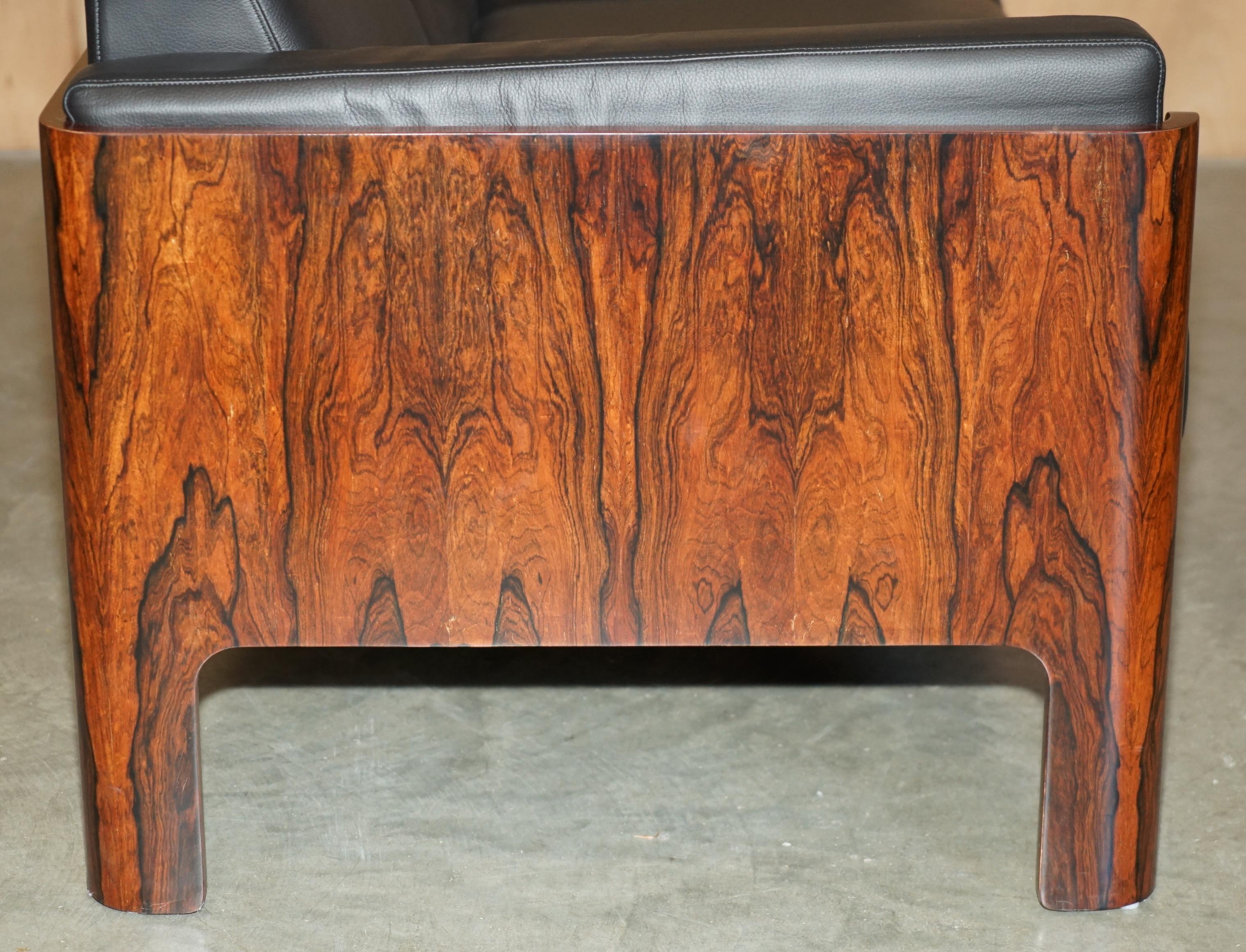 MiD CENTURY RESTORED BRAZILLIAN HARDWOOD 1966 MODEL NO SM7008 THREE SEAT SOFA en vente 4