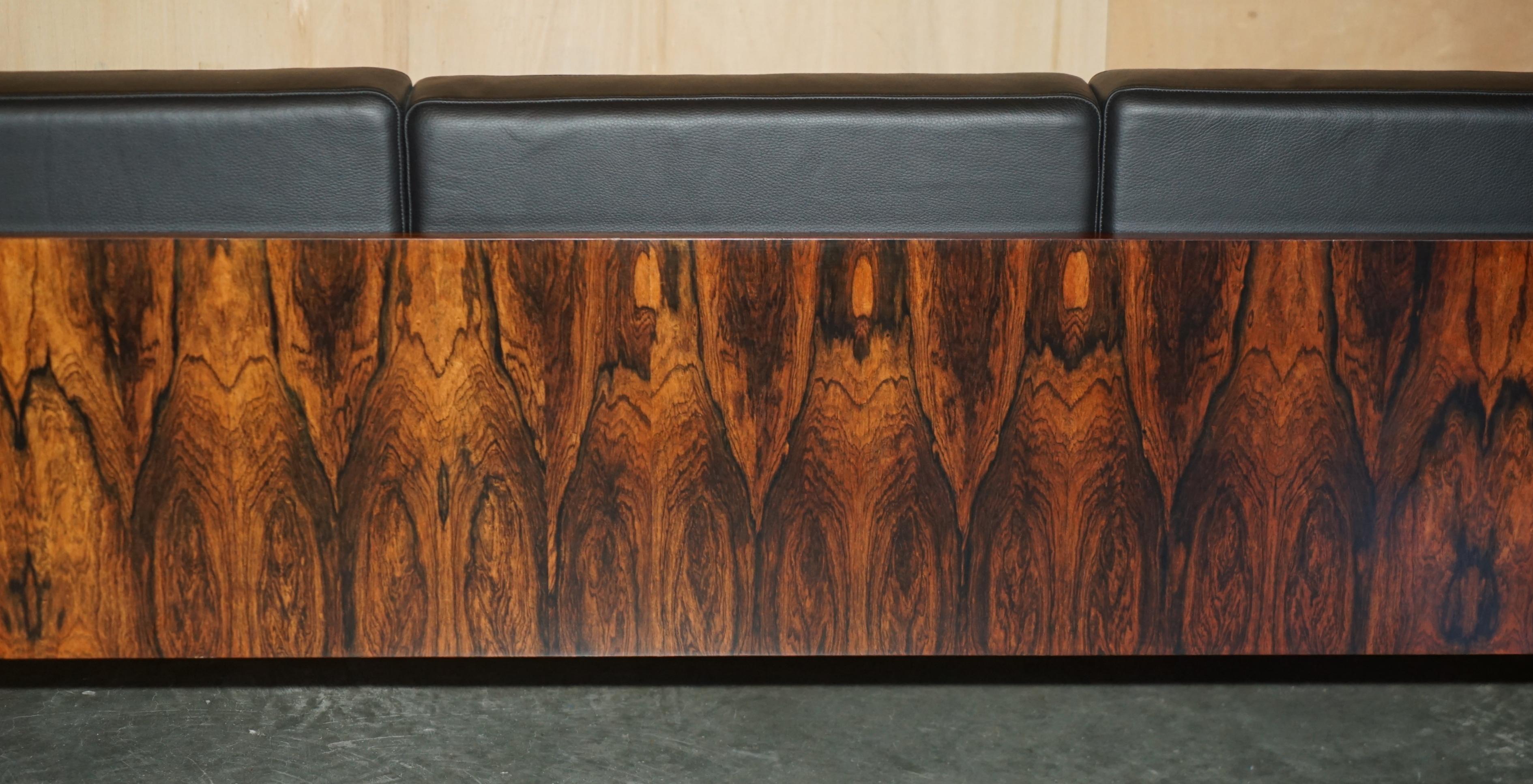 MiD CENTURY RESTORED BRAZILLIAN HARDWOOD 1966 MODEL NO SM7008 THREE SEAT SOFA en vente 8