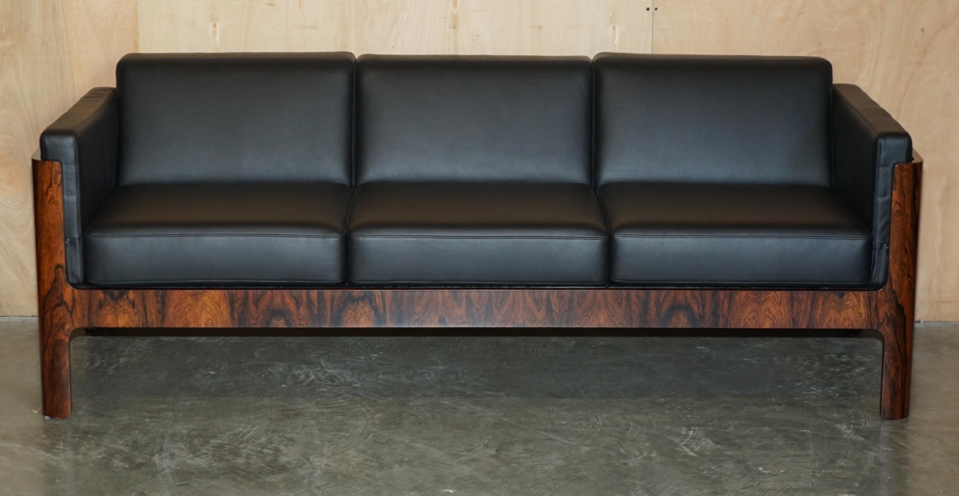 Mid-Century Modern MiD CENTURY RESTORED BRAZILLIAN HARDWOOD 1966 MODEL NO SM7008 THREE SEAT SOFA en vente