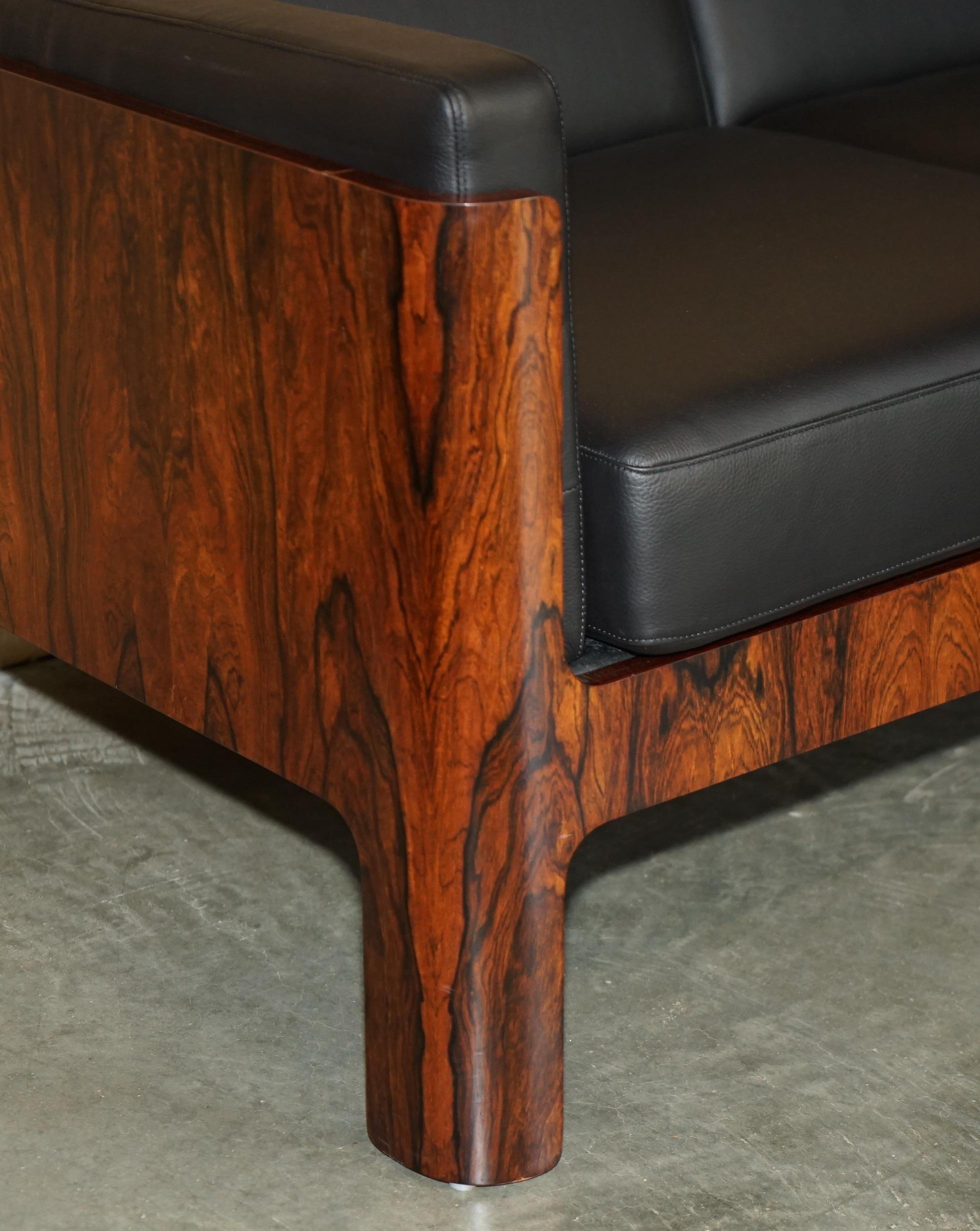 Fait main MiD CENTURY RESTORED BRAZILLIAN HARDWOOD 1966 MODEL NO SM7008 THREE SEAT SOFA en vente
