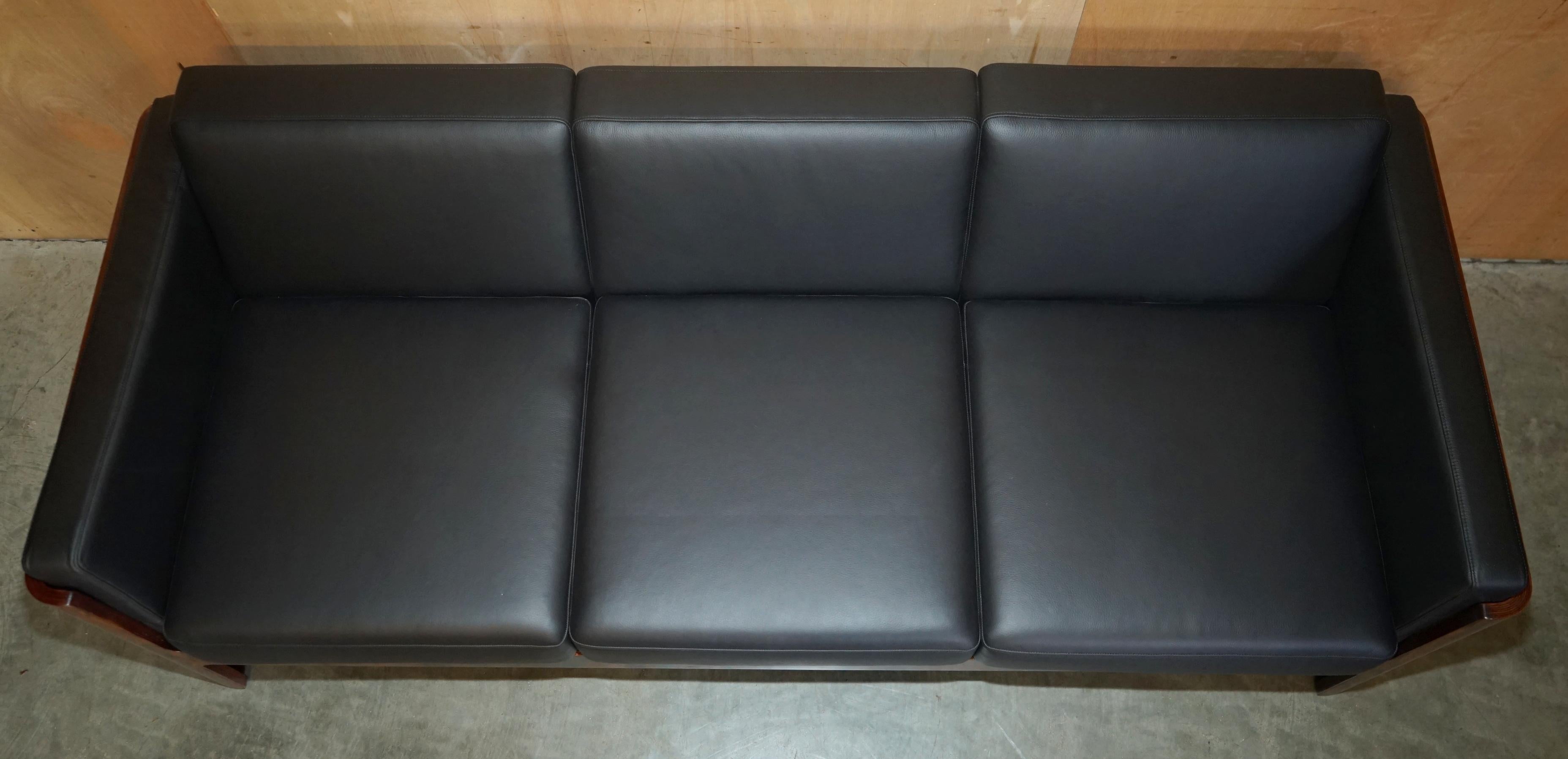 Milieu du XXe siècle MiD CENTURY RESTORED BRAZILLIAN HARDWOOD 1966 MODEL NO SM7008 THREE SEAT SOFA en vente