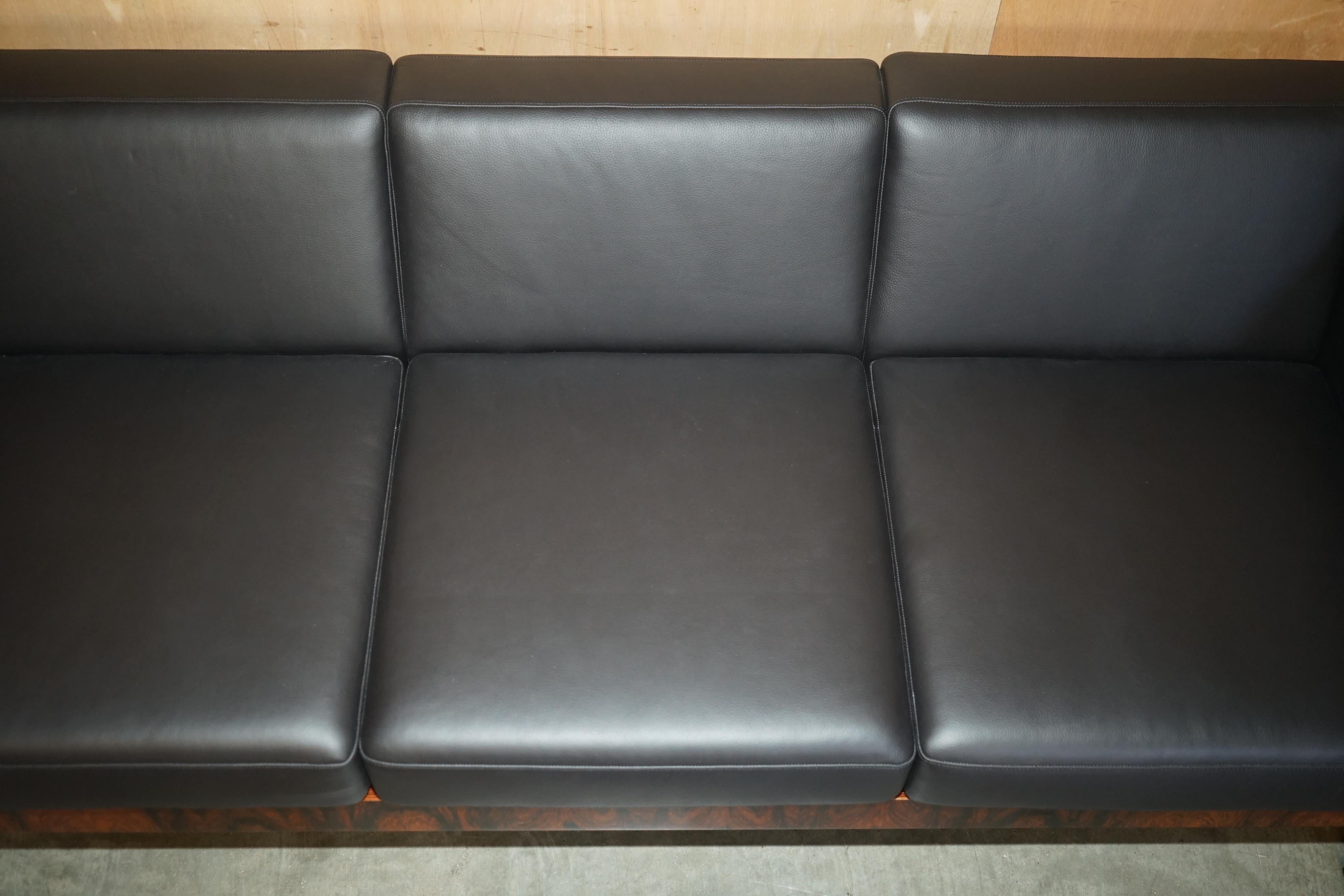 MiD CENTURY RESTORED BRAZILLIAN HARDWOOD 1966 MODEL NO SM7008 THREE SEAT SOFA en vente 1