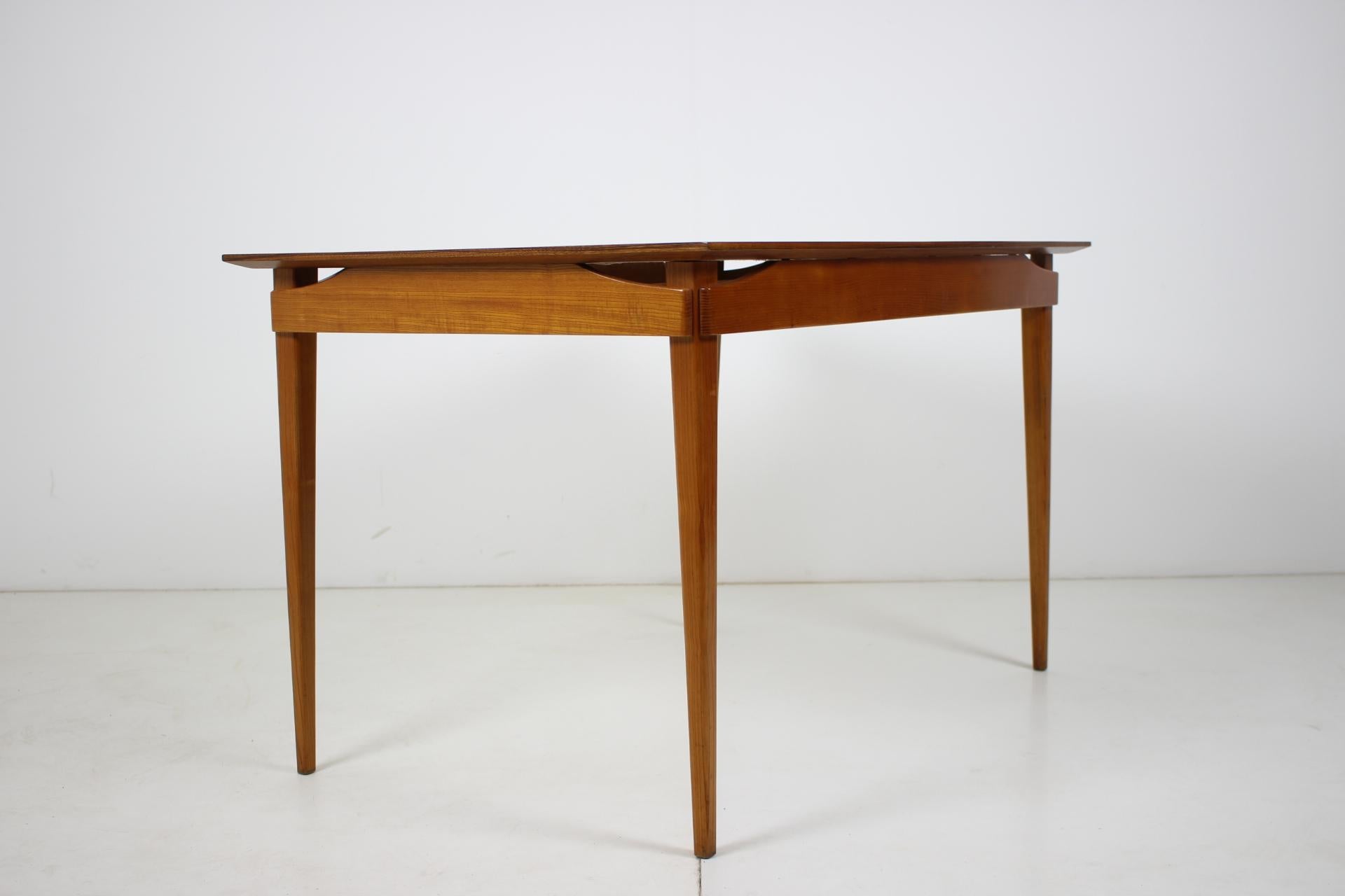 Midcentury Restored Dining Table by Dřevotvar, 1960s In Good Condition For Sale In Praha, CZ