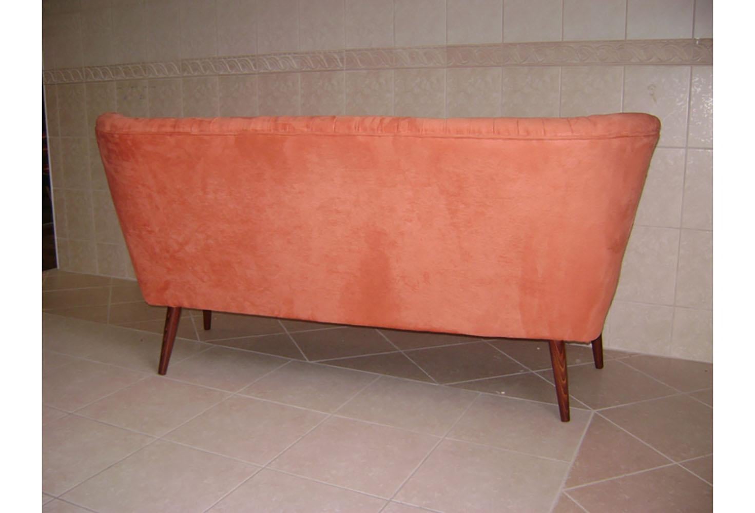 Mid Century Restored Orange Club Sofa (Moderne der Mitte des Jahrhunderts) im Angebot