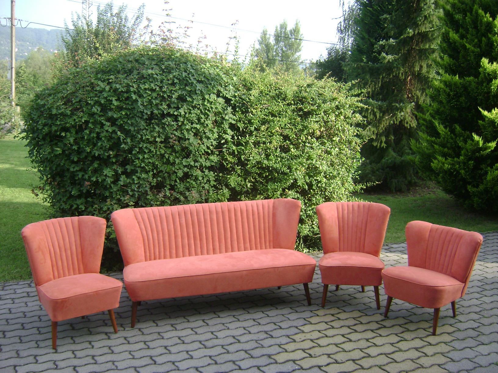 Mid Century Restored Orange Club Sofa (Ungarisch) im Angebot