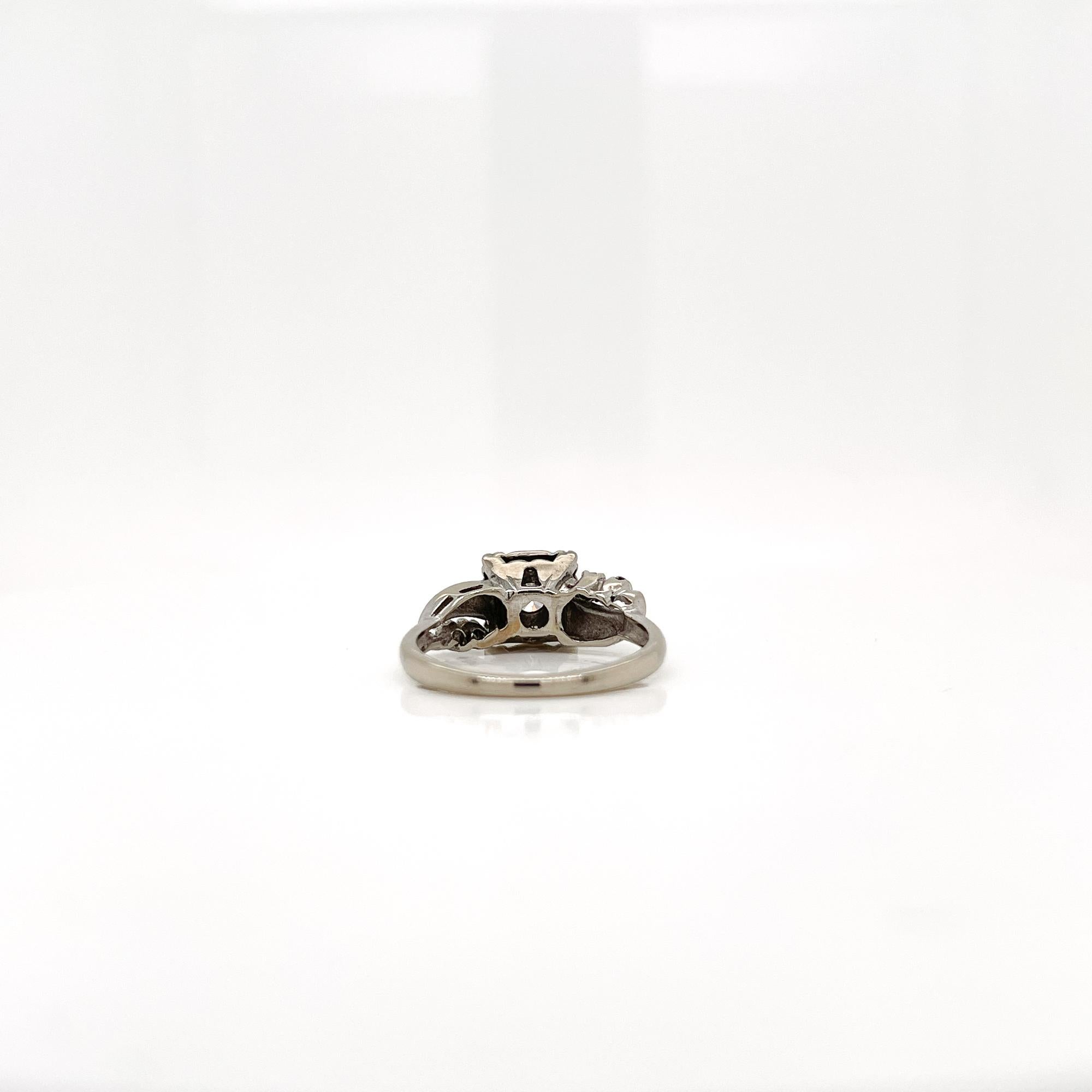 Anillo de compromiso de oro blanco de 14k y diamantes retro de mediados de siglo en Bueno estado para la venta en Philadelphia, PA
