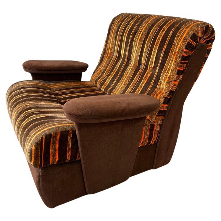 Poltrona danese in tessuto a righe vintage Mid Century Retro 1960's

Questa poltrona è incredibile. Ha tutte le carte in regola: il colore, la forma, le condizioni, la tappezzeria e, naturalmente, il suo 