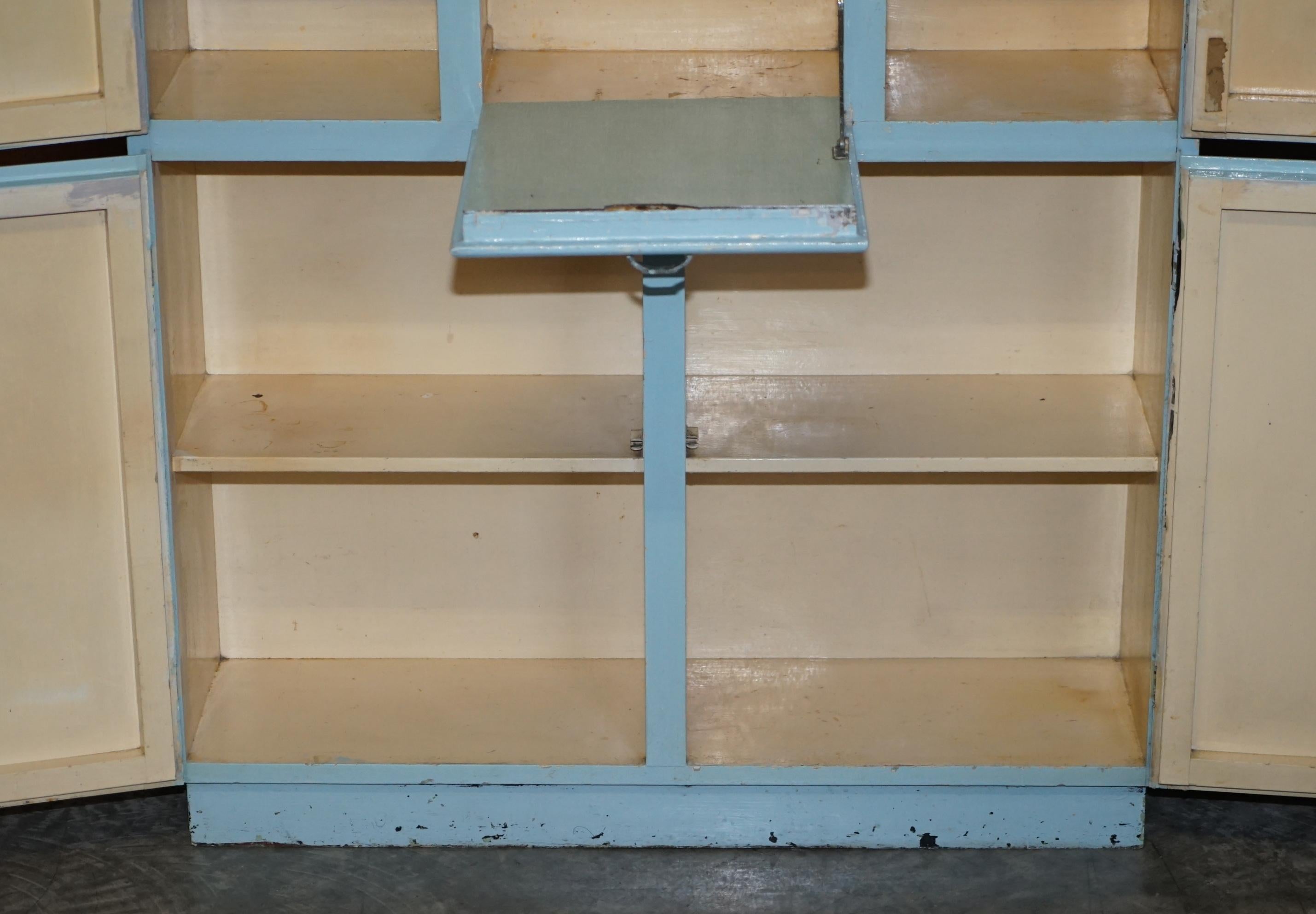 Armoire ou meuble de rangement de cuisine bleu œuf de canard datant de 1950 5