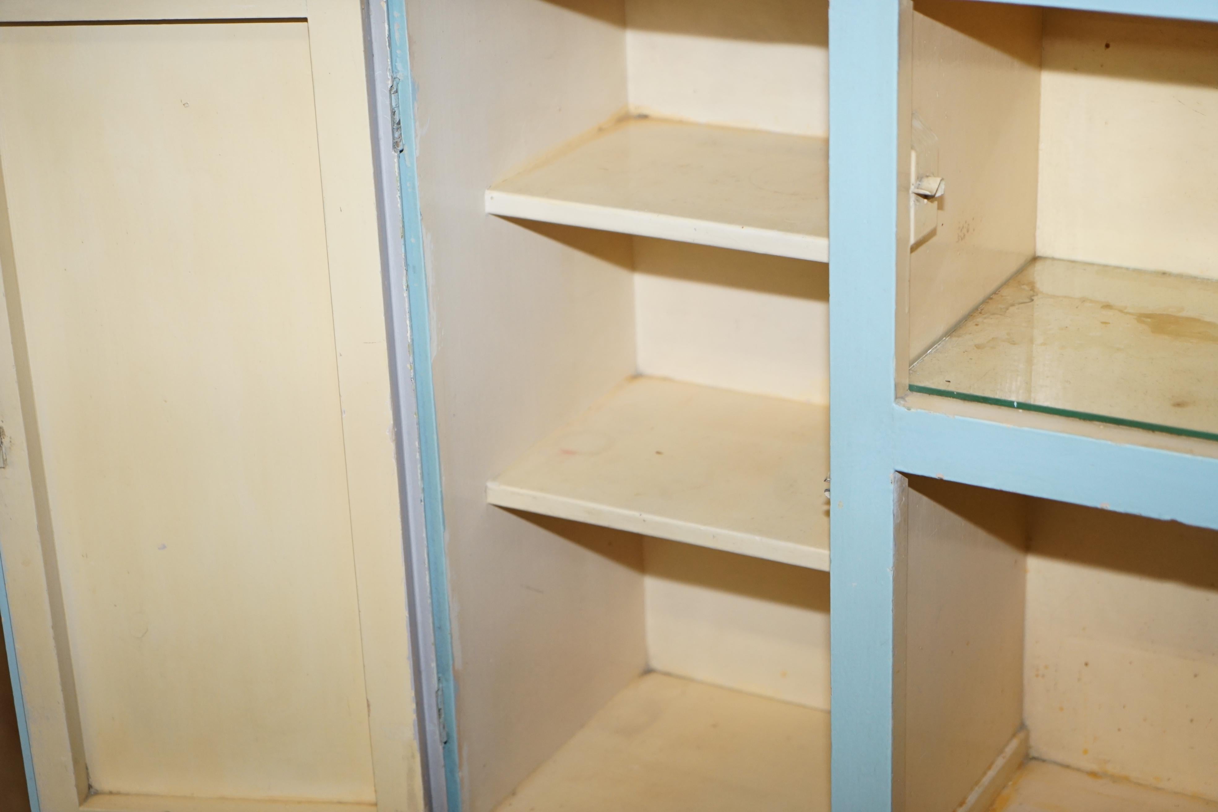 Armoire ou meuble de rangement de cuisine bleu œuf de canard datant de 1950 6