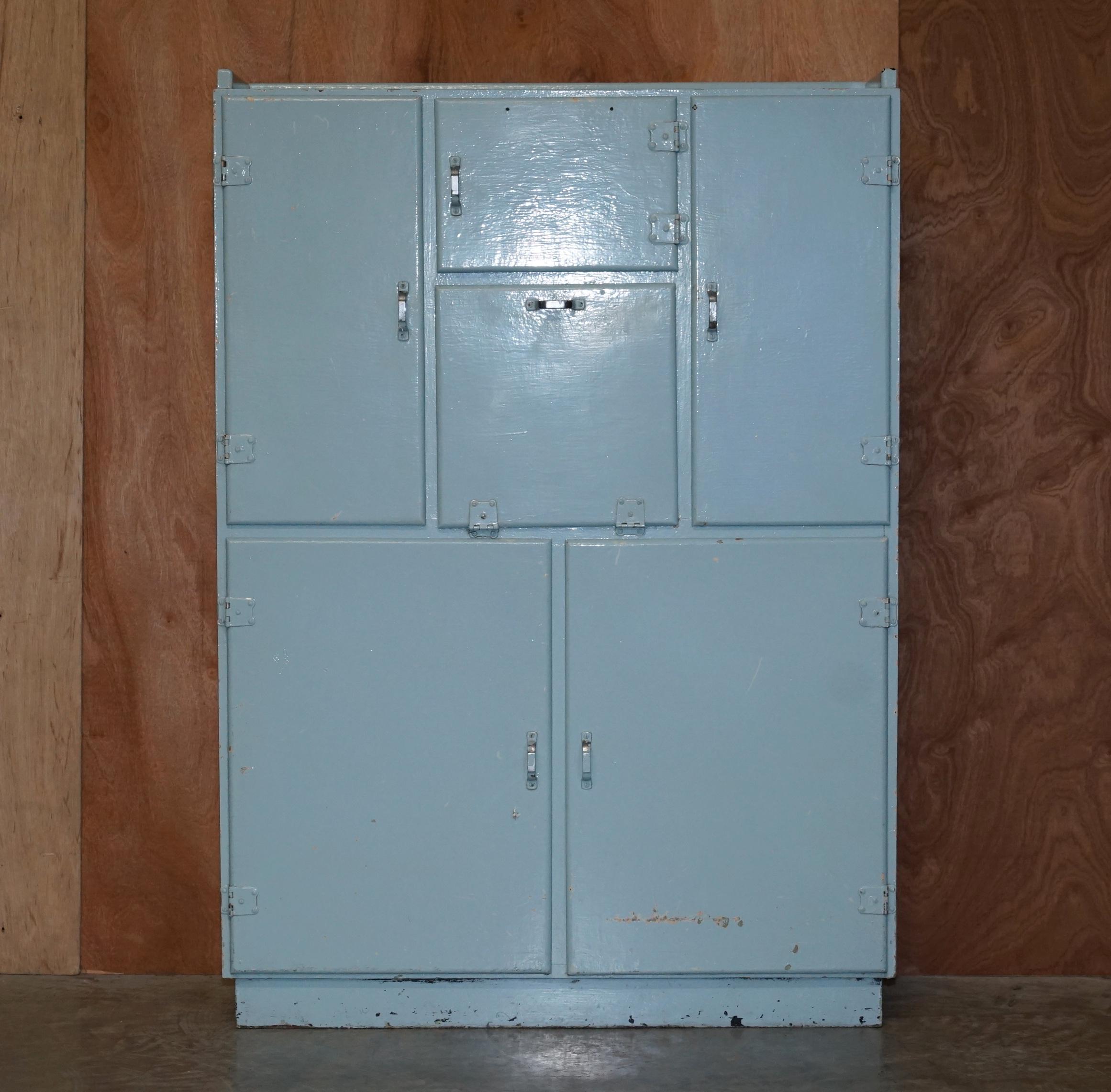 Nous sommes ravis de vous proposer cette armoire de cuisine rétro des années 1950 de couleur bleu œuf de canard.

Il s'agit d'une pièce décorative de bonne facture, avec un cadre en bois massif, dont certaines sections sont doublées de zinc pour