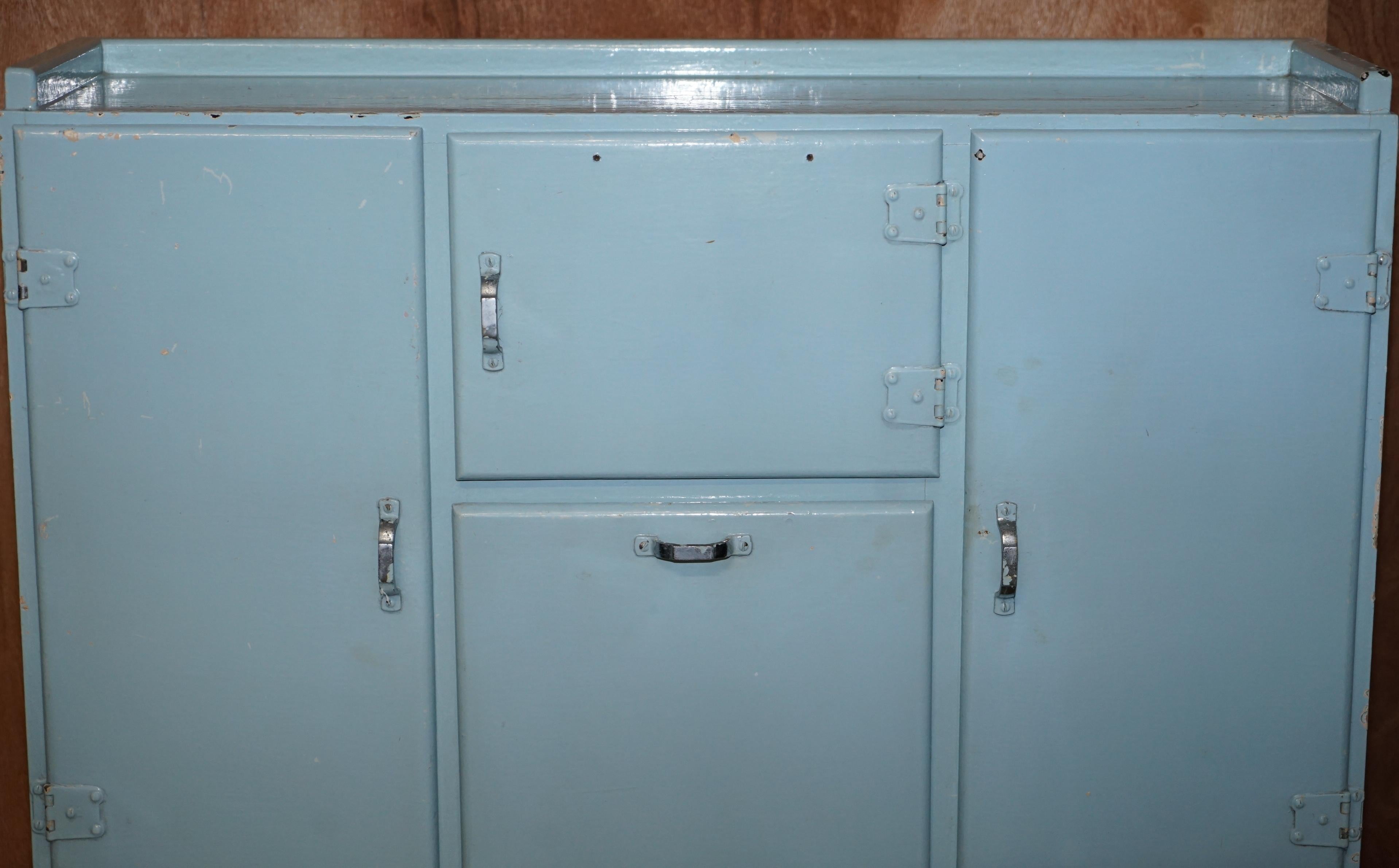 Anglais Armoire ou meuble de rangement de cuisine bleu œuf de canard datant de 1950 en vente