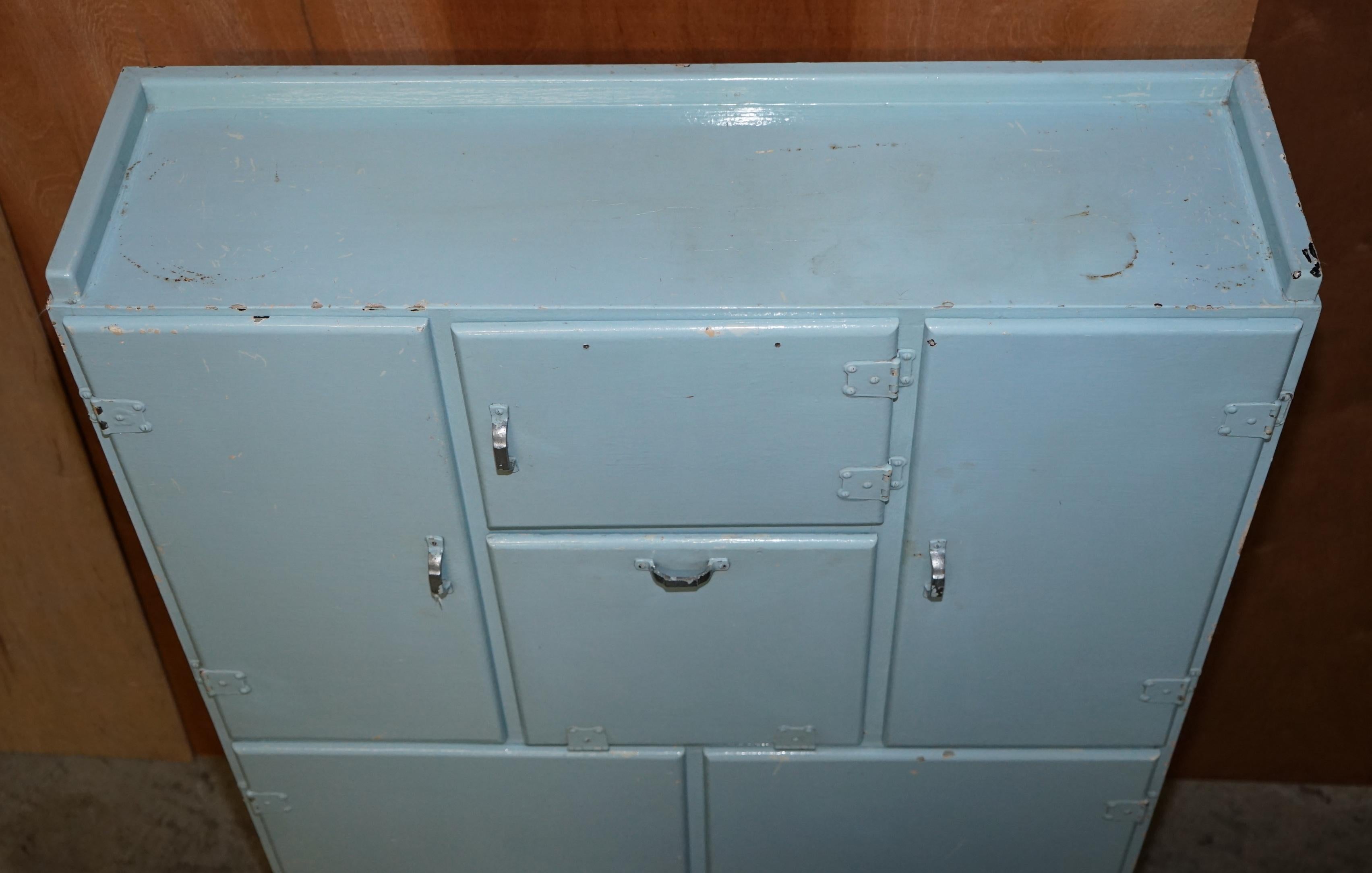Peint Armoire ou meuble de rangement de cuisine bleu œuf de canard datant de 1950 en vente