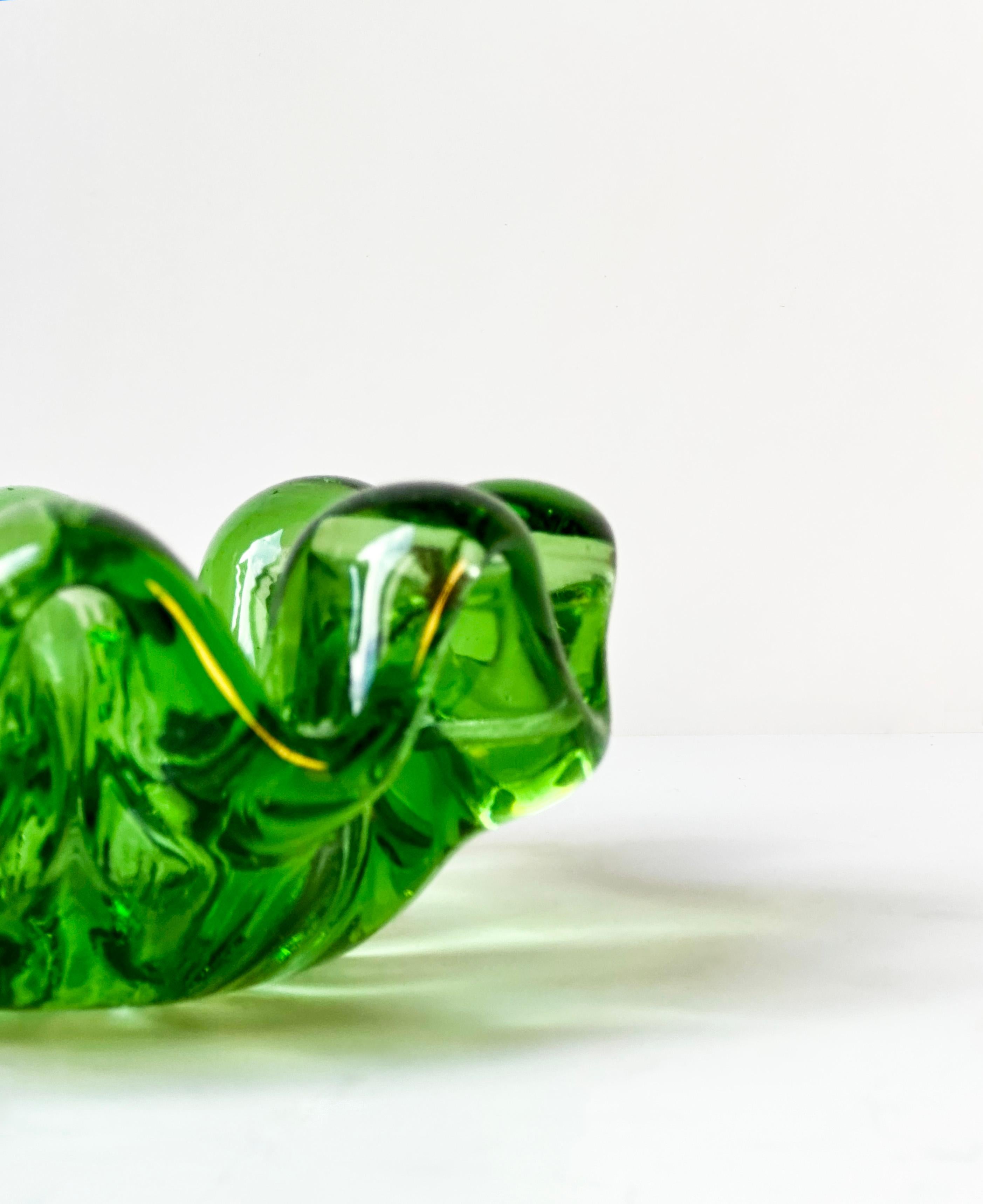 Britannique Cendrier en verre vert de style rétro du milieu du siècle dernier dans le style de Barovier  en vente
