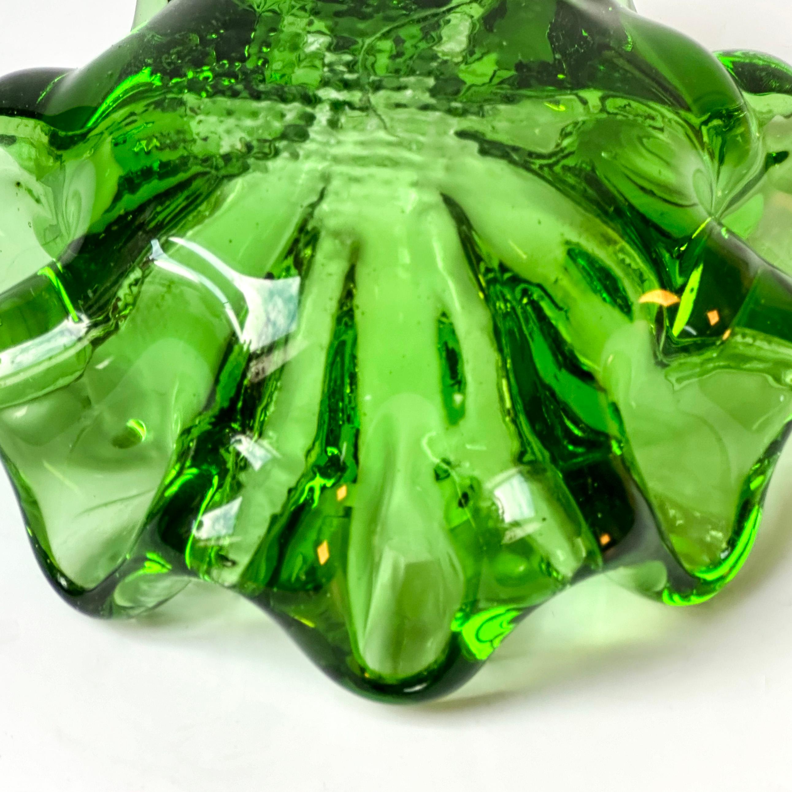 Milieu du XXe siècle Cendrier en verre vert de style rétro du milieu du siècle dernier dans le style de Barovier  en vente