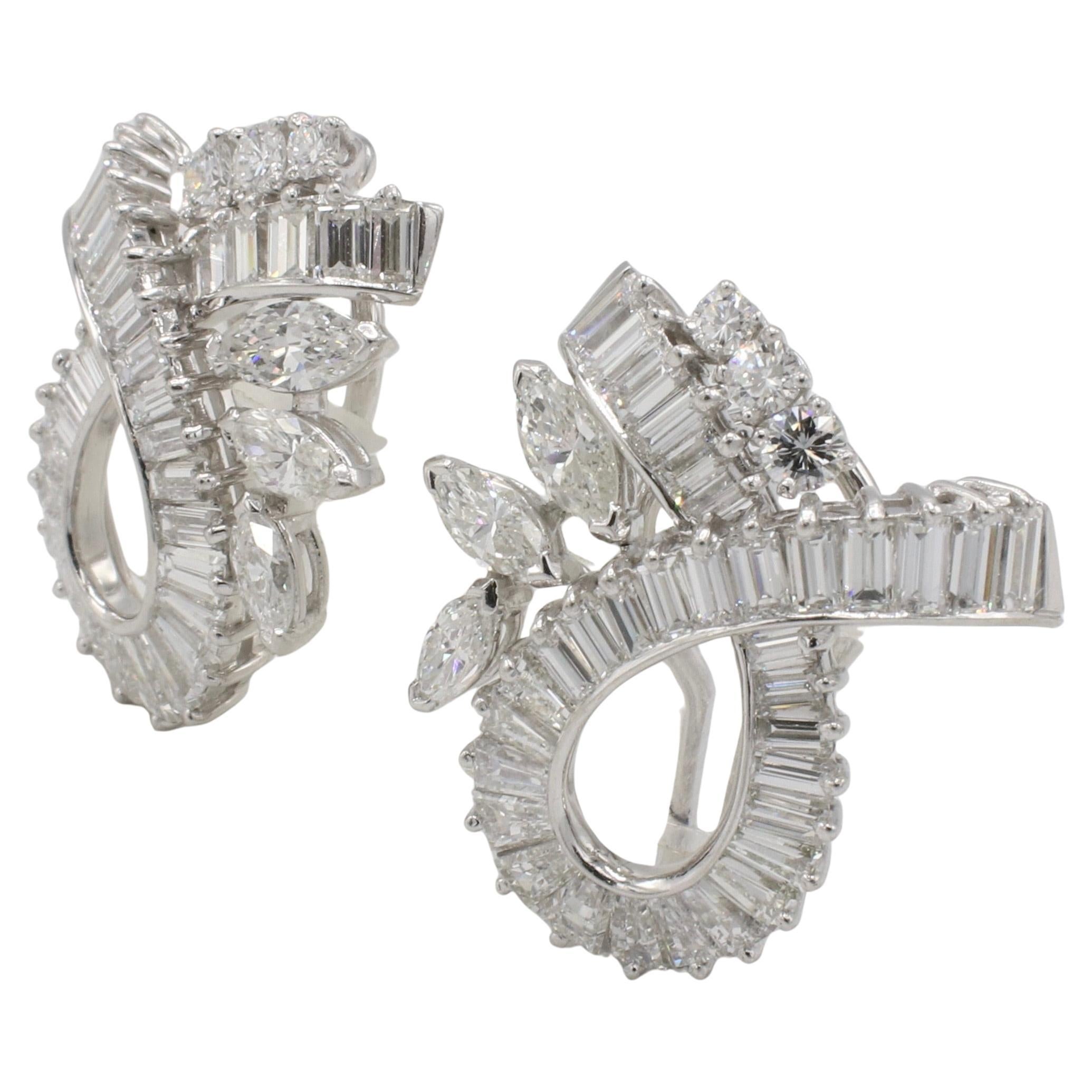 Pendientes Retro de Platino de Mediados de Siglo con Clip de Cinta de Diamantes Naturales de 6,00 Quilates 
Metal: Platino
Peso: 11.78 gramos
Diamantes: Aprox. 6,00 CTW de diamantes naturales D-F VS. 68 diamantes baguette, 6 diamantes marquesa, 6