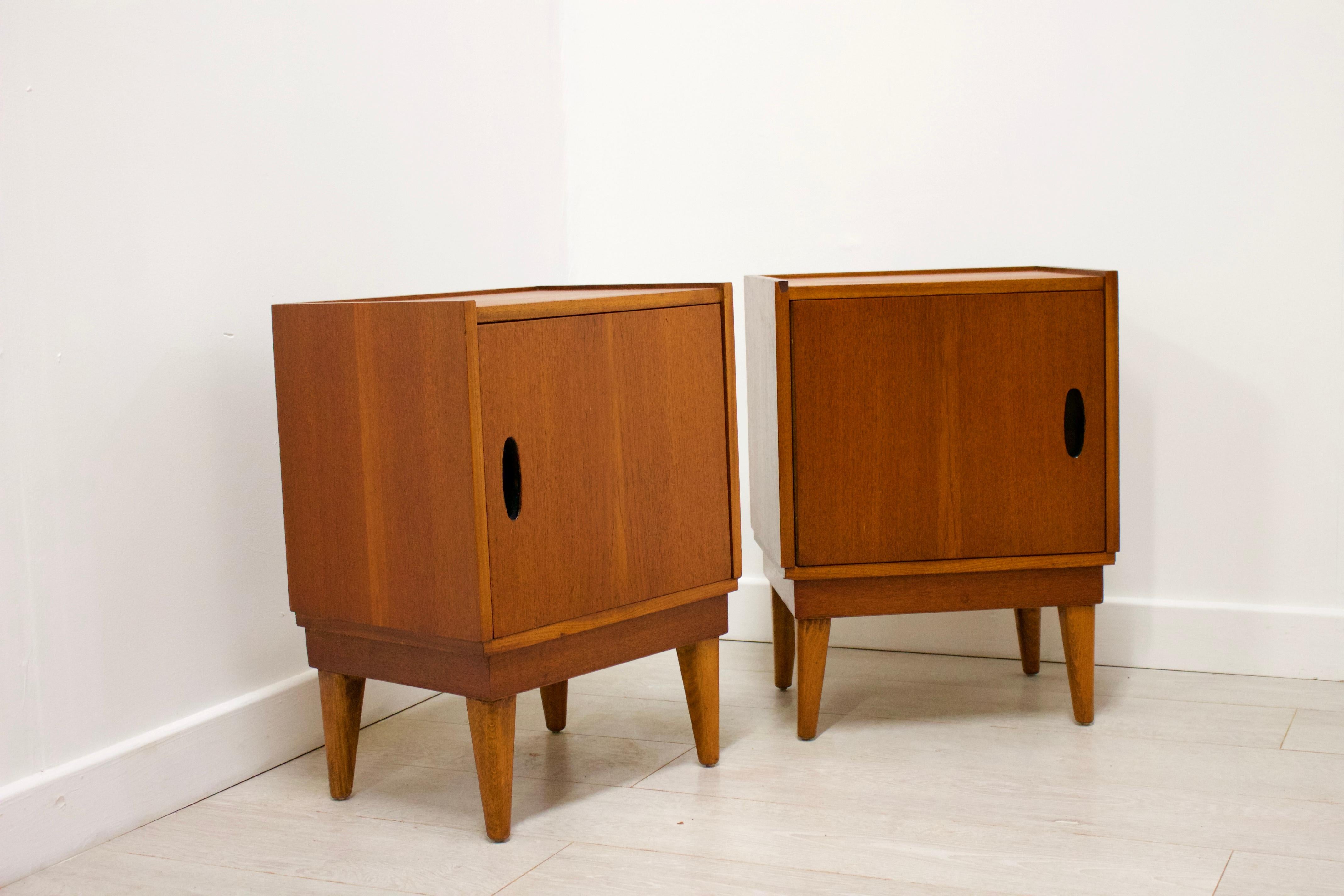 - This is a pair of very stylish midcentury Austinsuite bedside cabinet tables.
- Features a shelf inside both for ample storage.