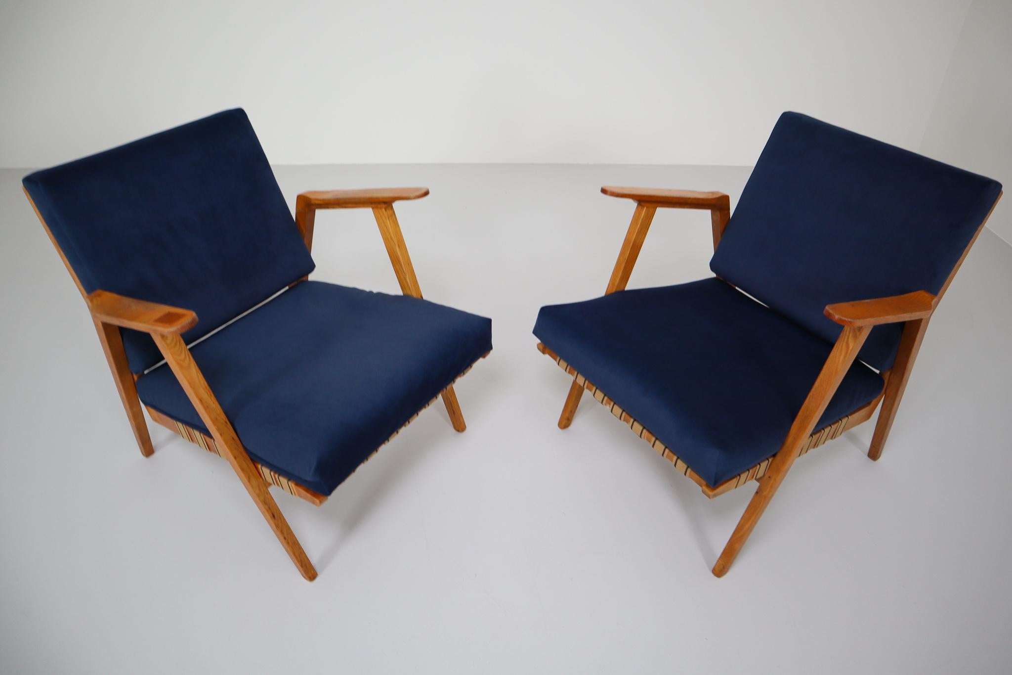 Midcentury Reupholstered Lounge Chairs in Blue Velvet, Czech Republic, 1960s In Good Condition In Almelo, NL