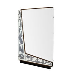 Miroir mural inversé du milieu du siècle, gravé et fumé, avec doublure sculpturale en noyer