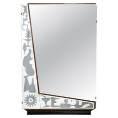 Miroir mural inversé du milieu du siècle, gravé et fumé, avec doublure sculpturale en noyer