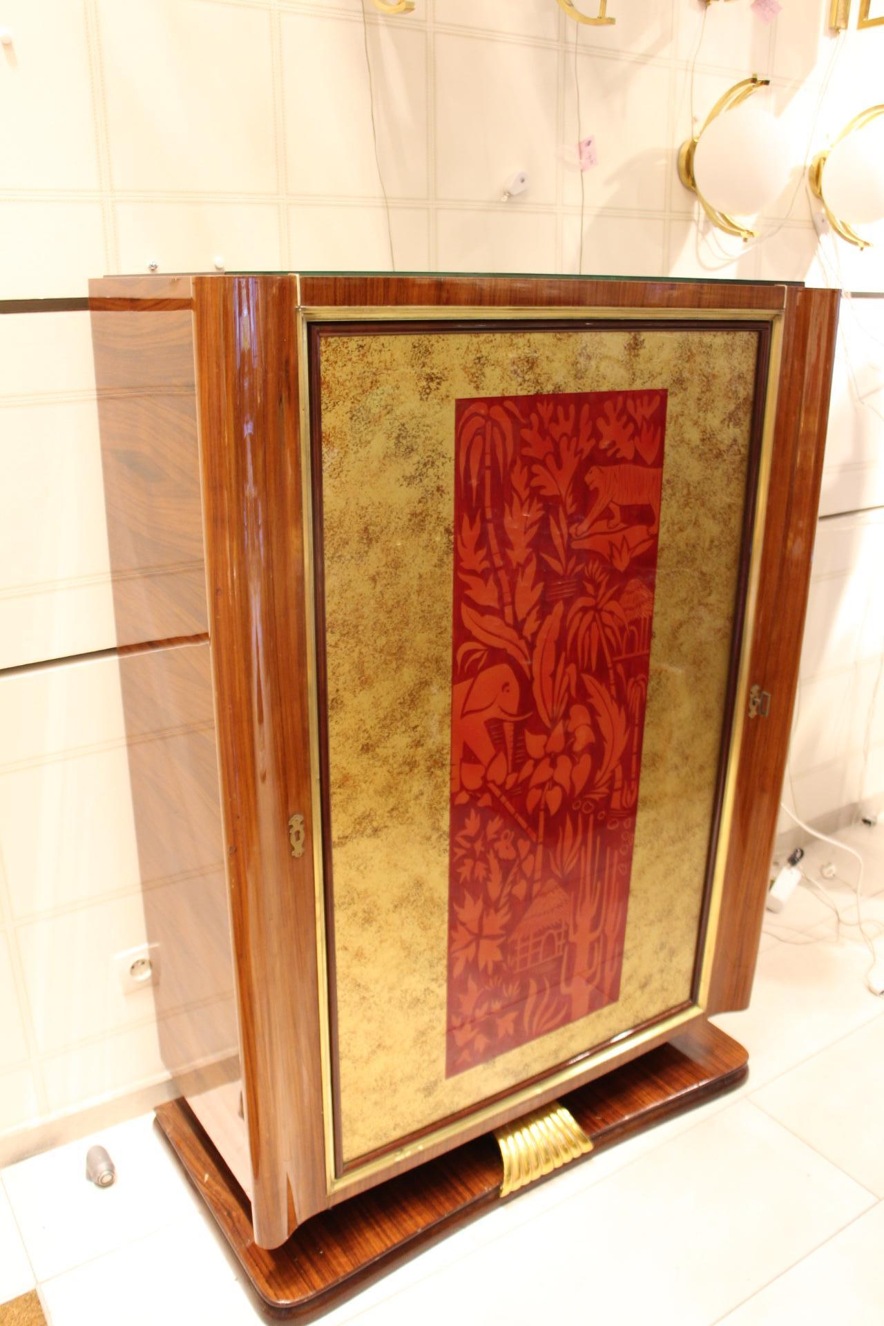 Cette splendide armoire à boissons tournante moderne du milieu du siècle par Vittorio Dassi est un véritable 