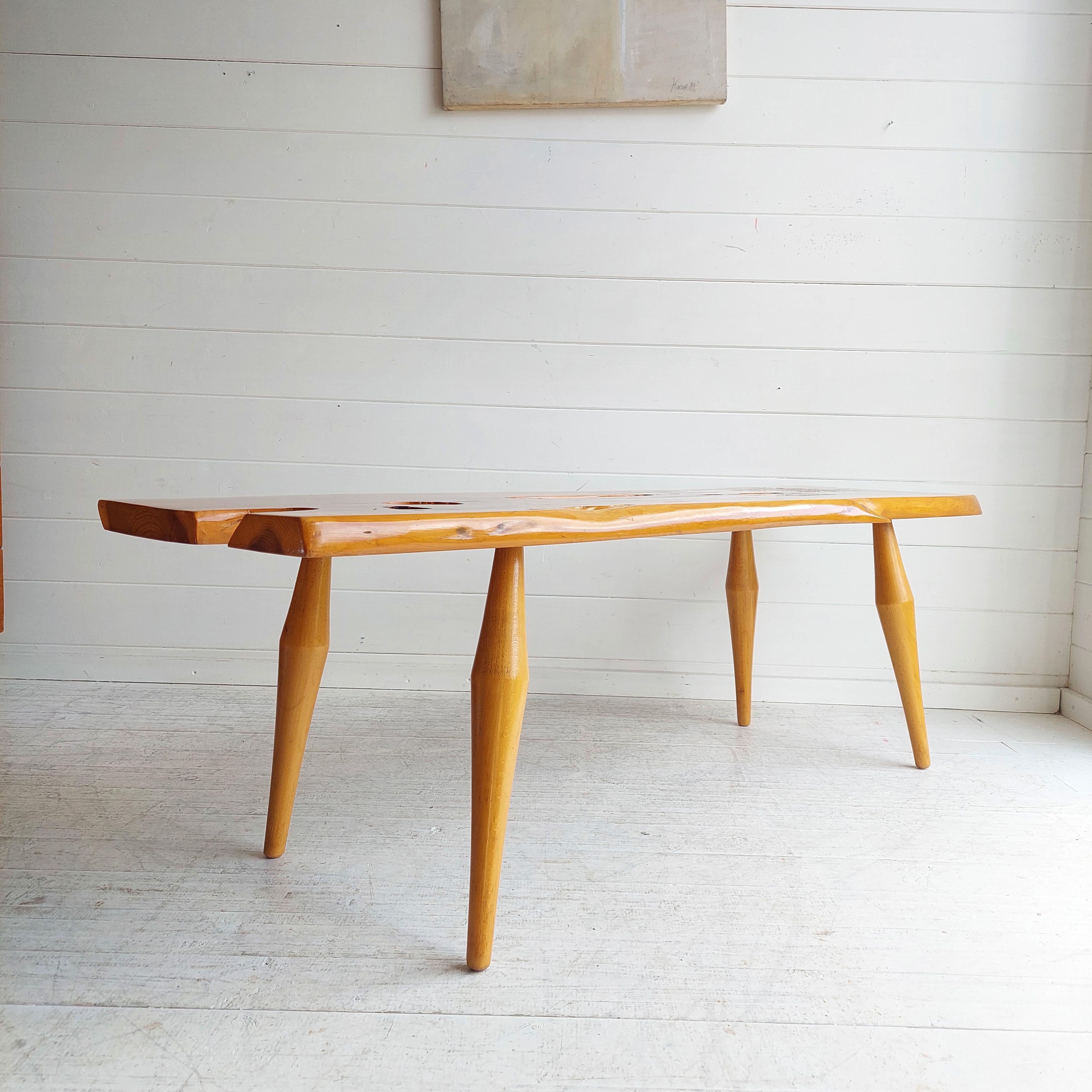 Table basse vintage en bois massif d'if de style Reynolds of Ludlow, 60s 70s en vente 4