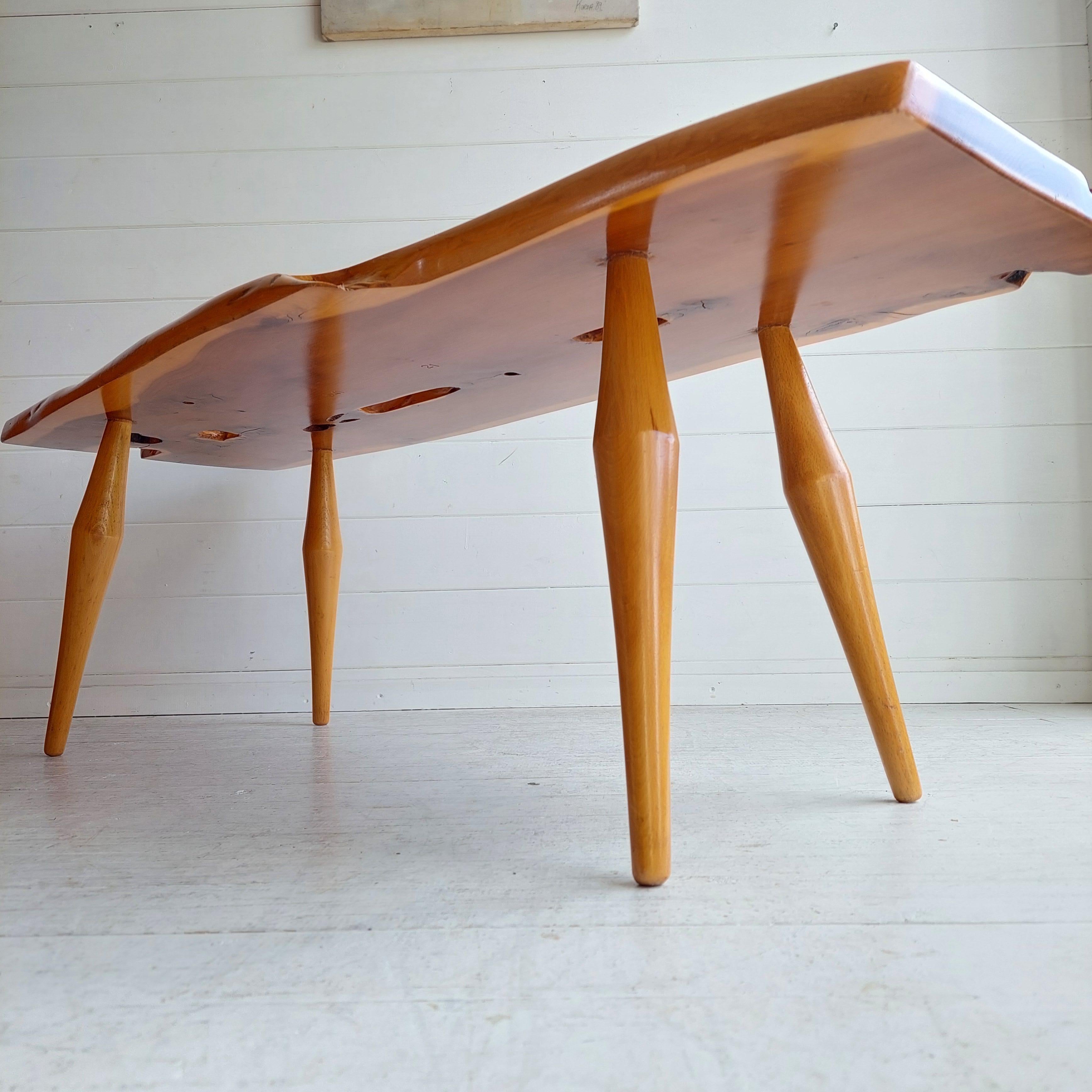 Table basse vintage en bois massif d'if de style Reynolds of Ludlow, 60s 70s en vente 5