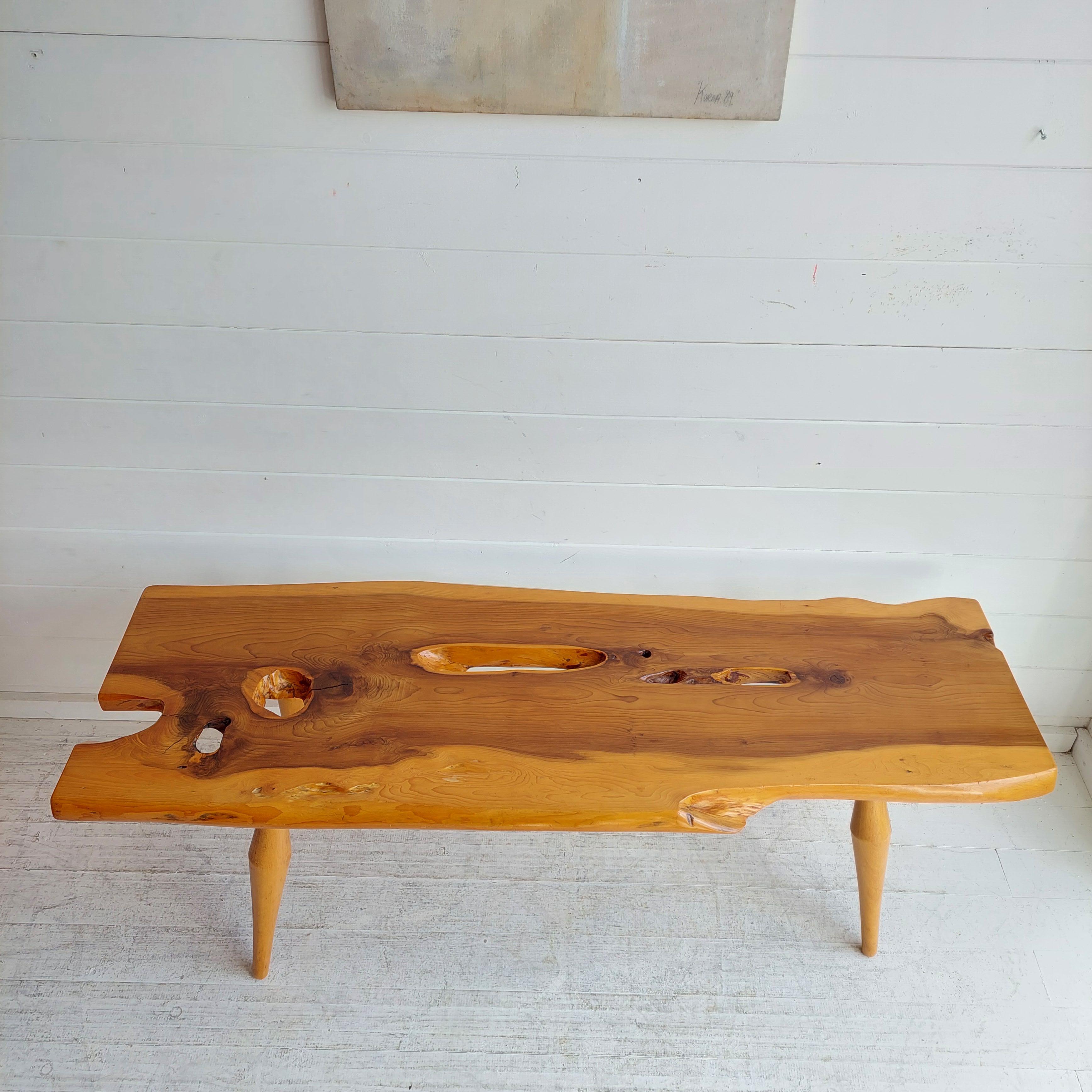 Table basse vintage en bois massif d'if de style Reynolds of Ludlow, 60s 70s en vente 7