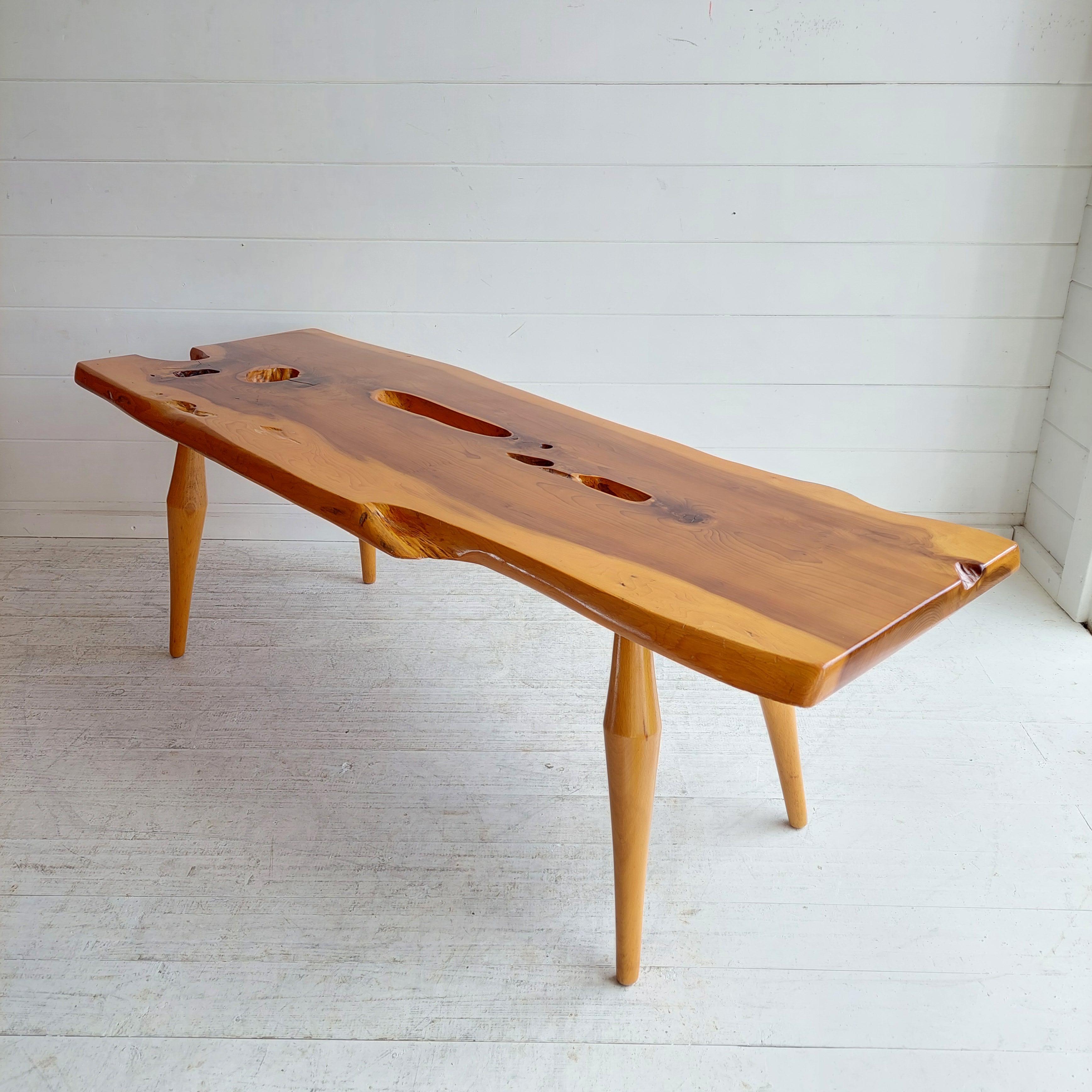 Table basse vintage en bois massif d'if de style Reynolds of Ludlow, 60s 70s en vente 8