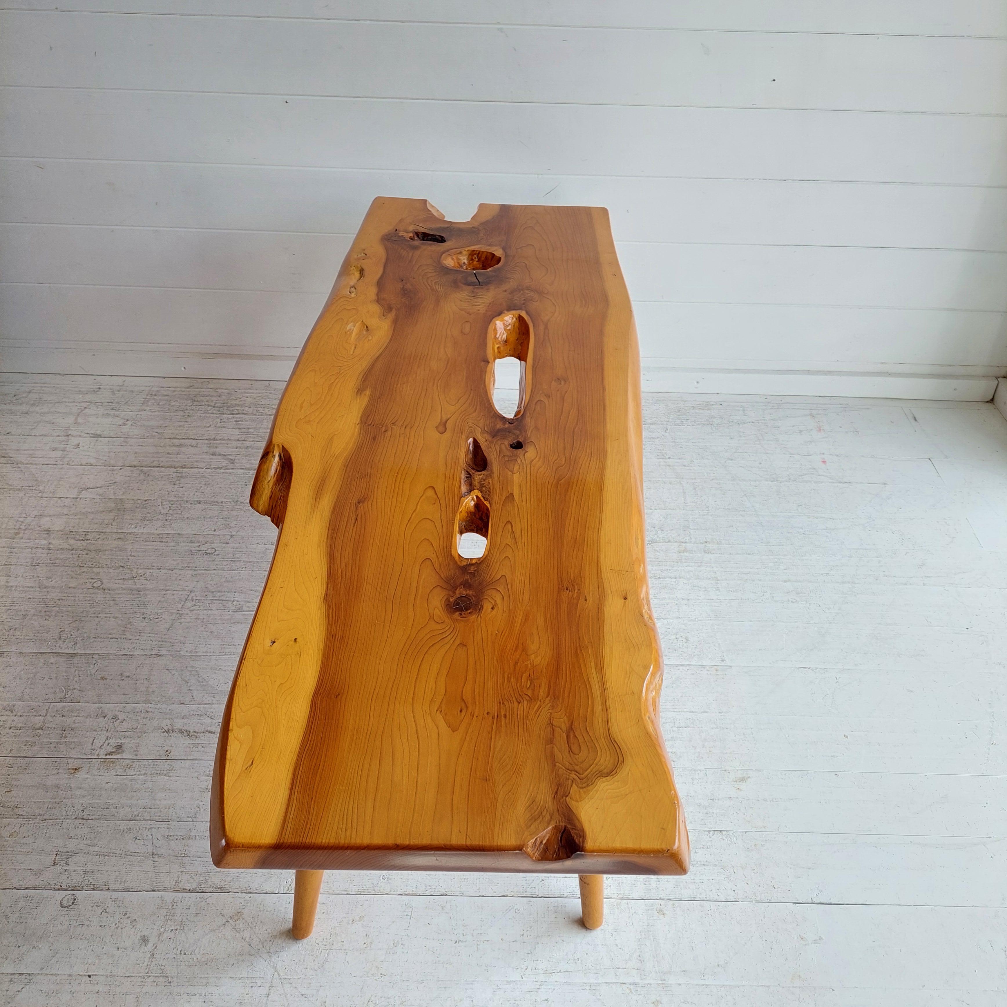 Table basse vintage en bois massif d'if de style Reynolds of Ludlow, 60s 70s en vente 9