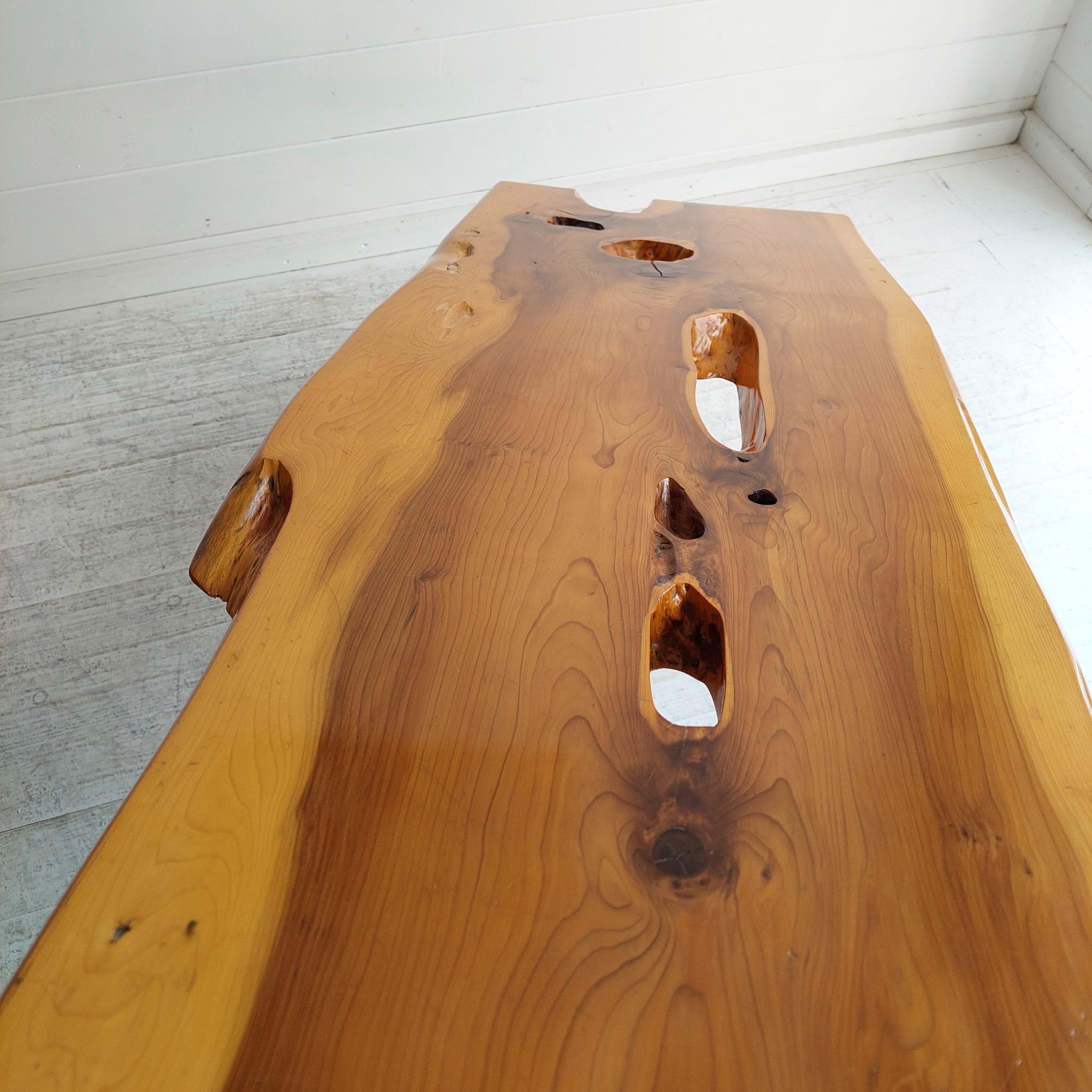 Table basse vintage en bois massif d'if de style Reynolds of Ludlow, 60s 70s en vente 10