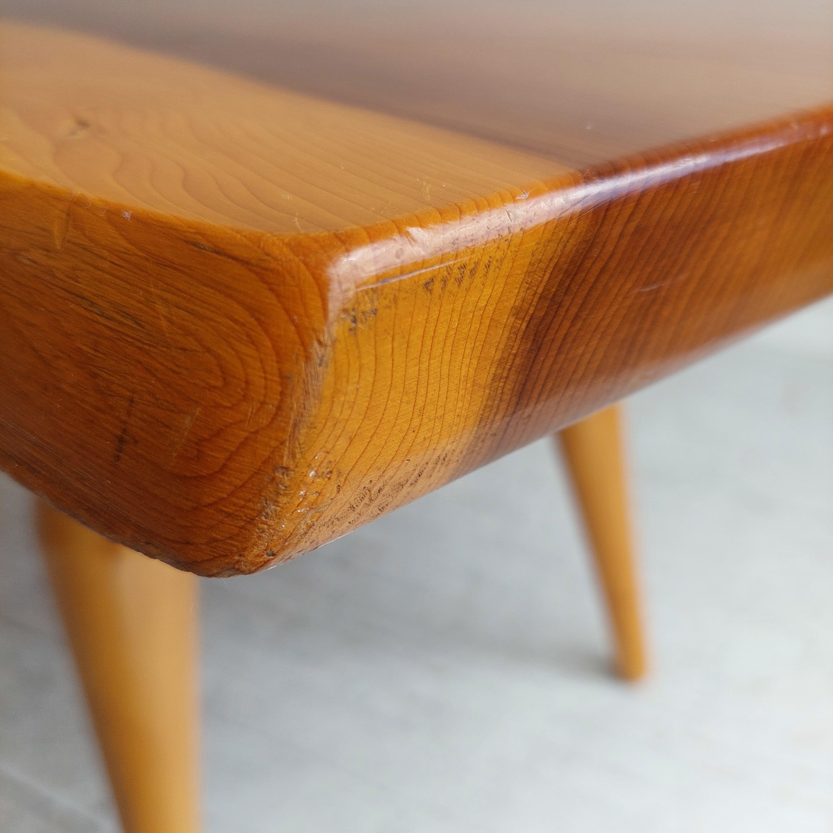 Table basse vintage en bois massif d'if de style Reynolds of Ludlow, 60s 70s en vente 11