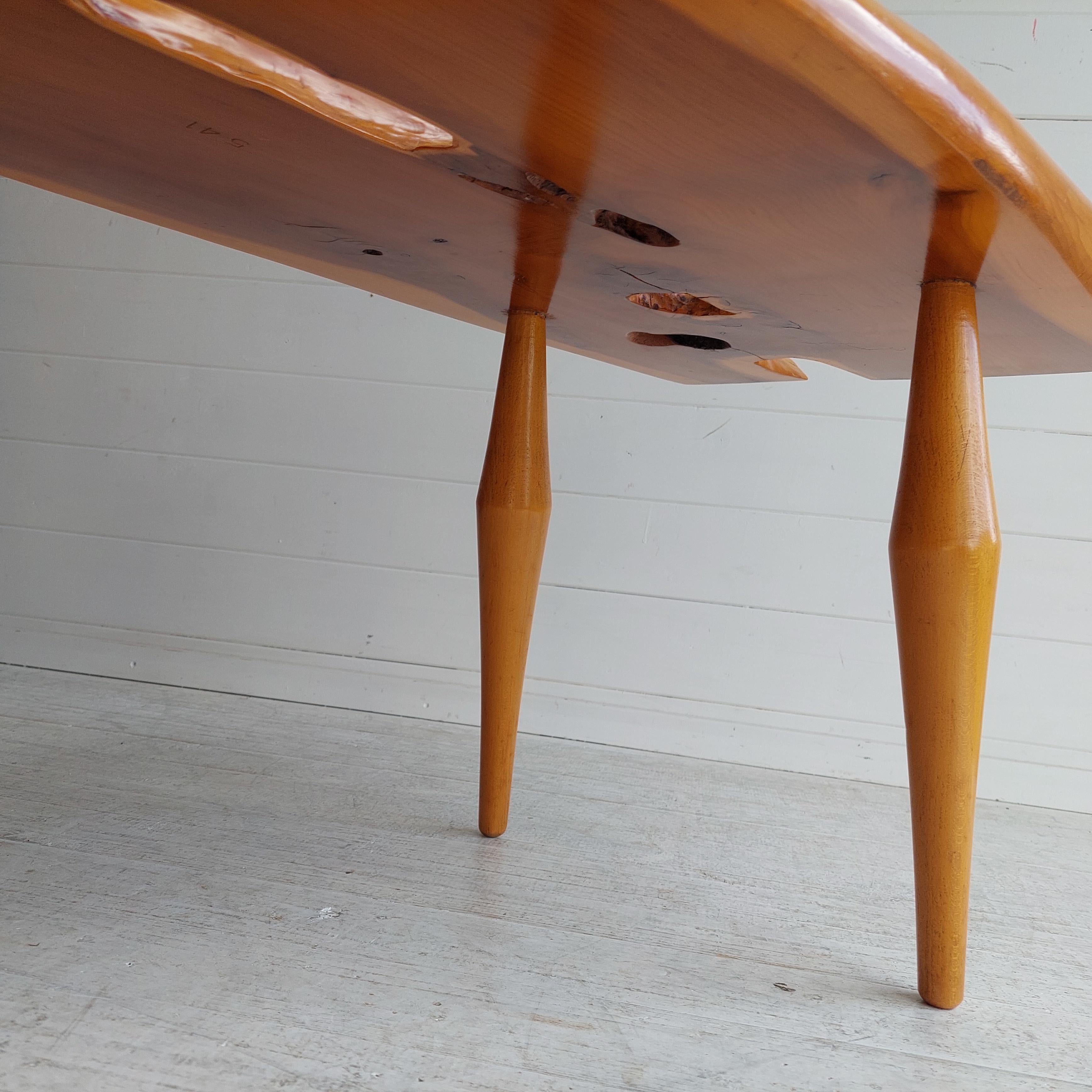 Table basse vintage en bois massif d'if de style Reynolds of Ludlow, 60s 70s en vente 12