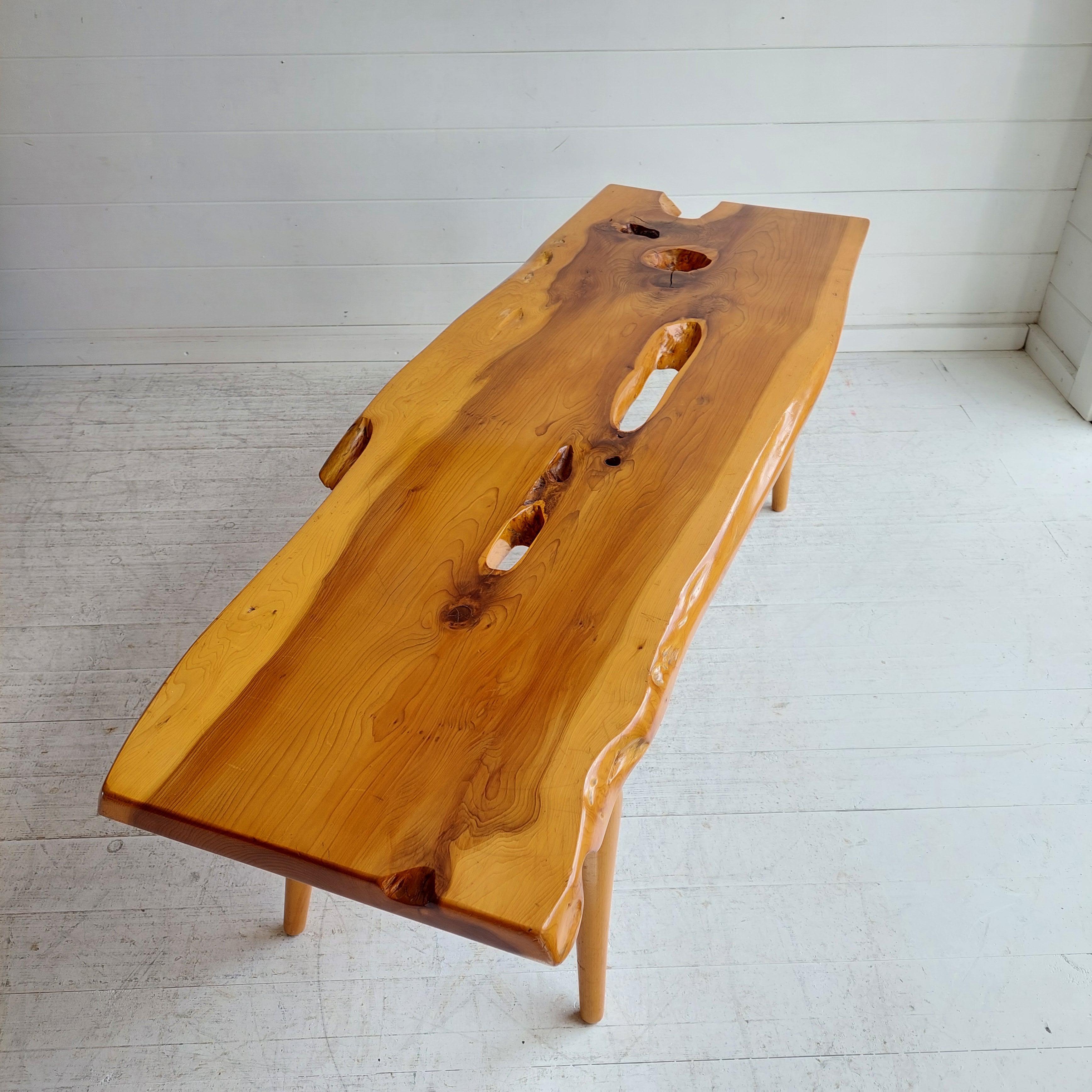 Britannique Table basse vintage en bois massif d'if de style Reynolds of Ludlow, 60s 70s en vente