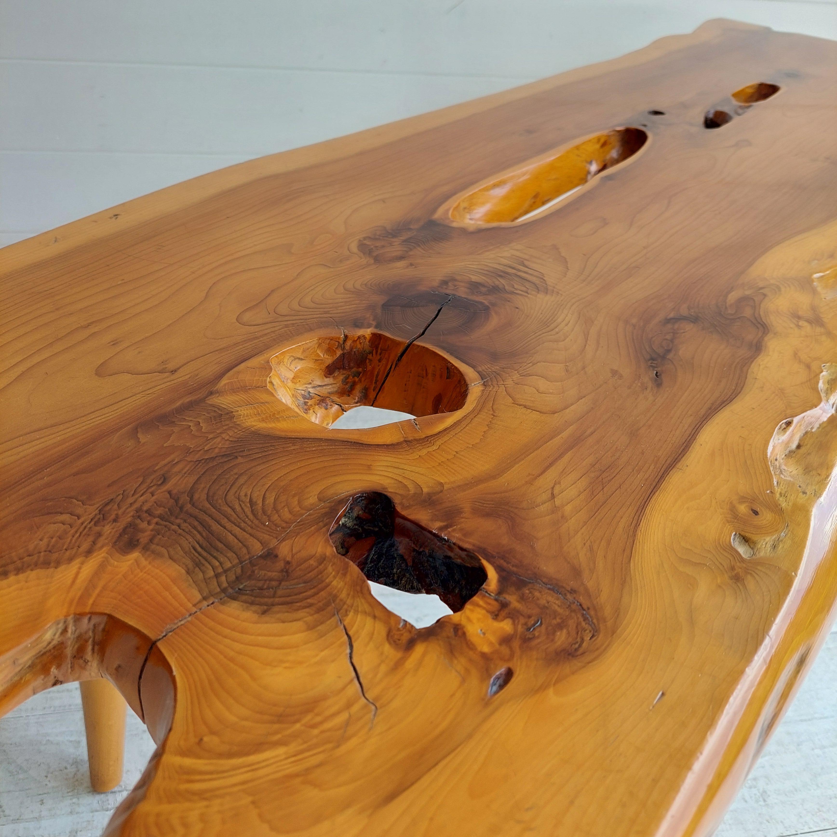 20ième siècle Table basse vintage en bois massif d'if de style Reynolds of Ludlow, 60s 70s en vente