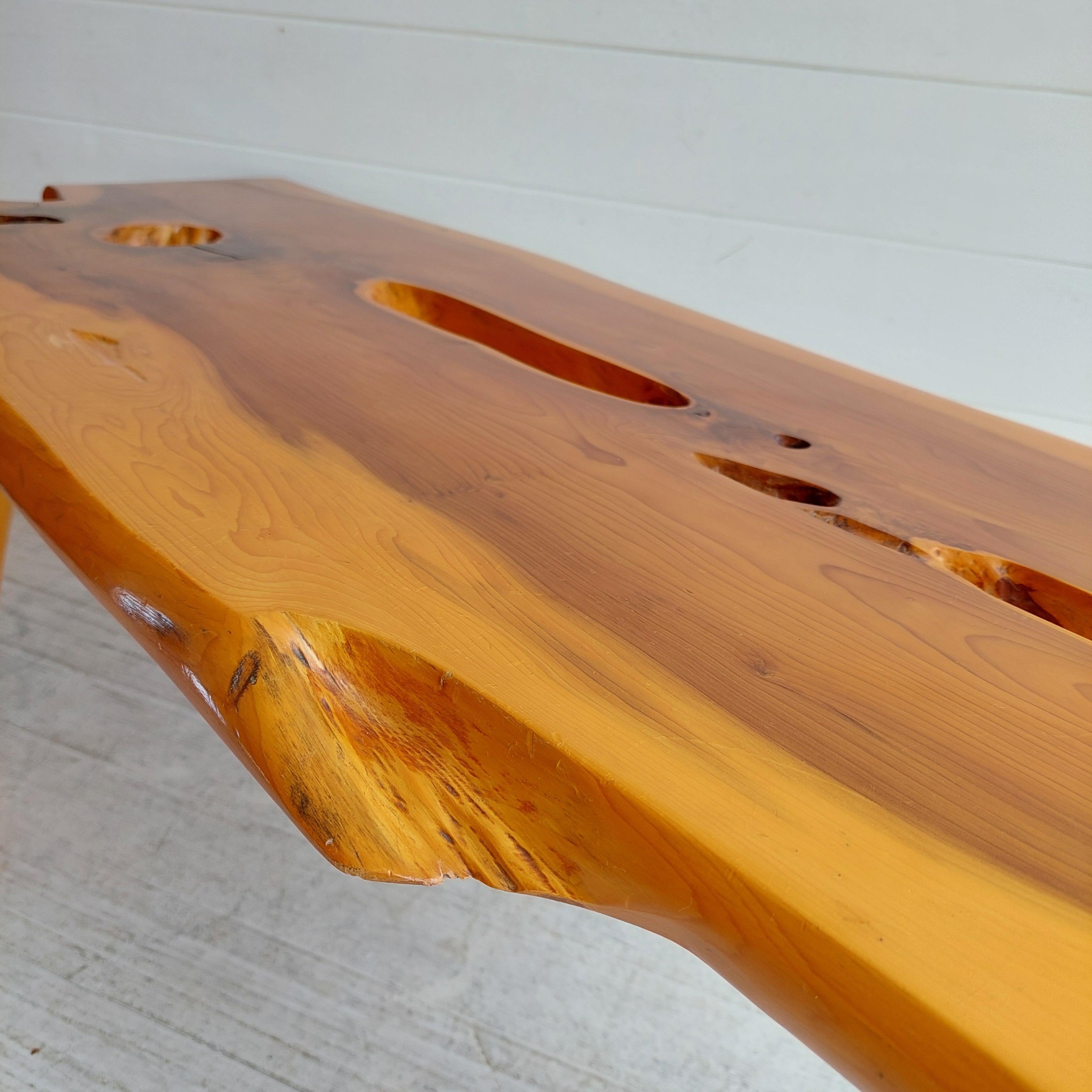 Table basse vintage en bois massif d'if de style Reynolds of Ludlow, 60s 70s en vente 1