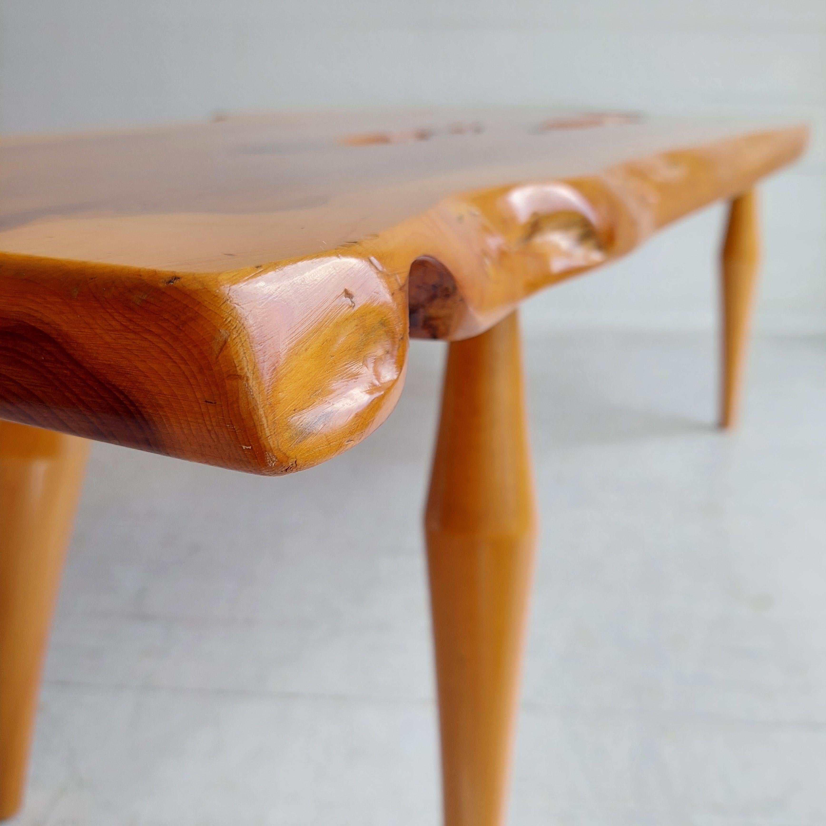 Table basse vintage en bois massif d'if de style Reynolds of Ludlow, 60s 70s en vente 2