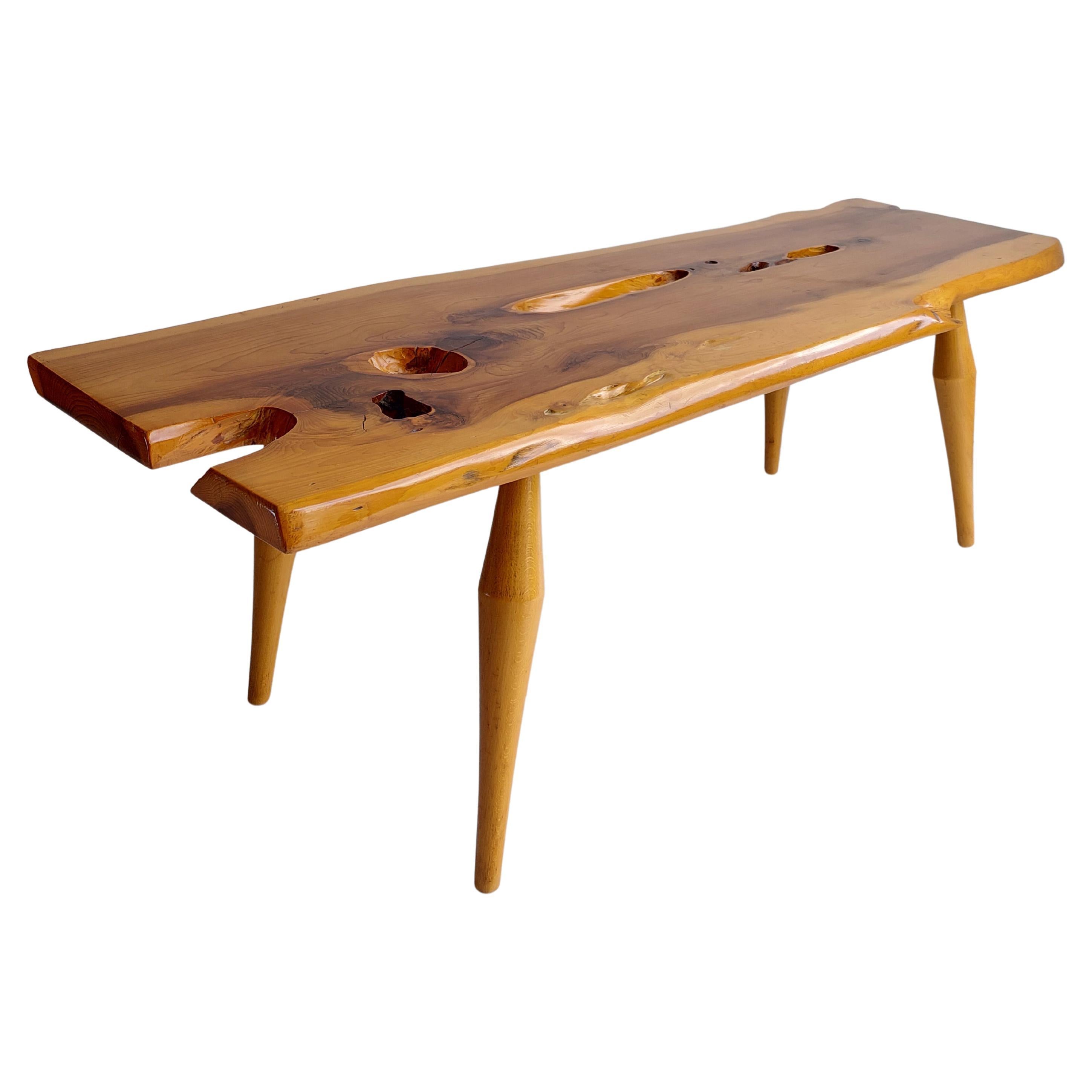 Table basse vintage en bois massif d'if de style Reynolds of Ludlow, 60s 70s en vente