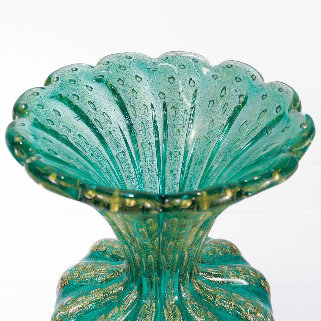 Gerippte Barovier Bullicante Vase aus grünem und goldenem Murano-Kunstglas aus der Mitte des Jahrhunderts (Glaskunst) im Angebot